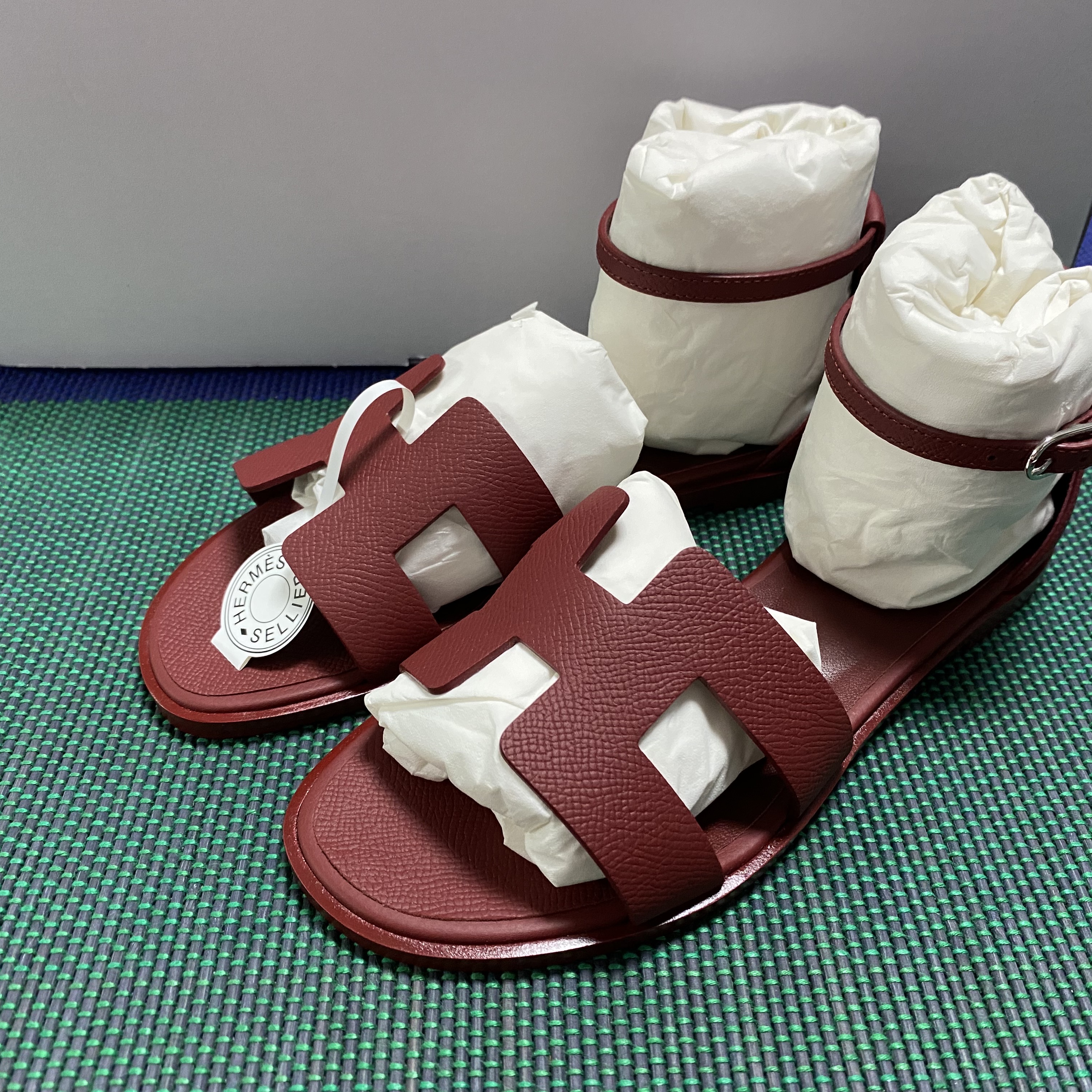 (W) Hermes Santorini Sandal Epsom & Palladium Rouge H 착용 스타일