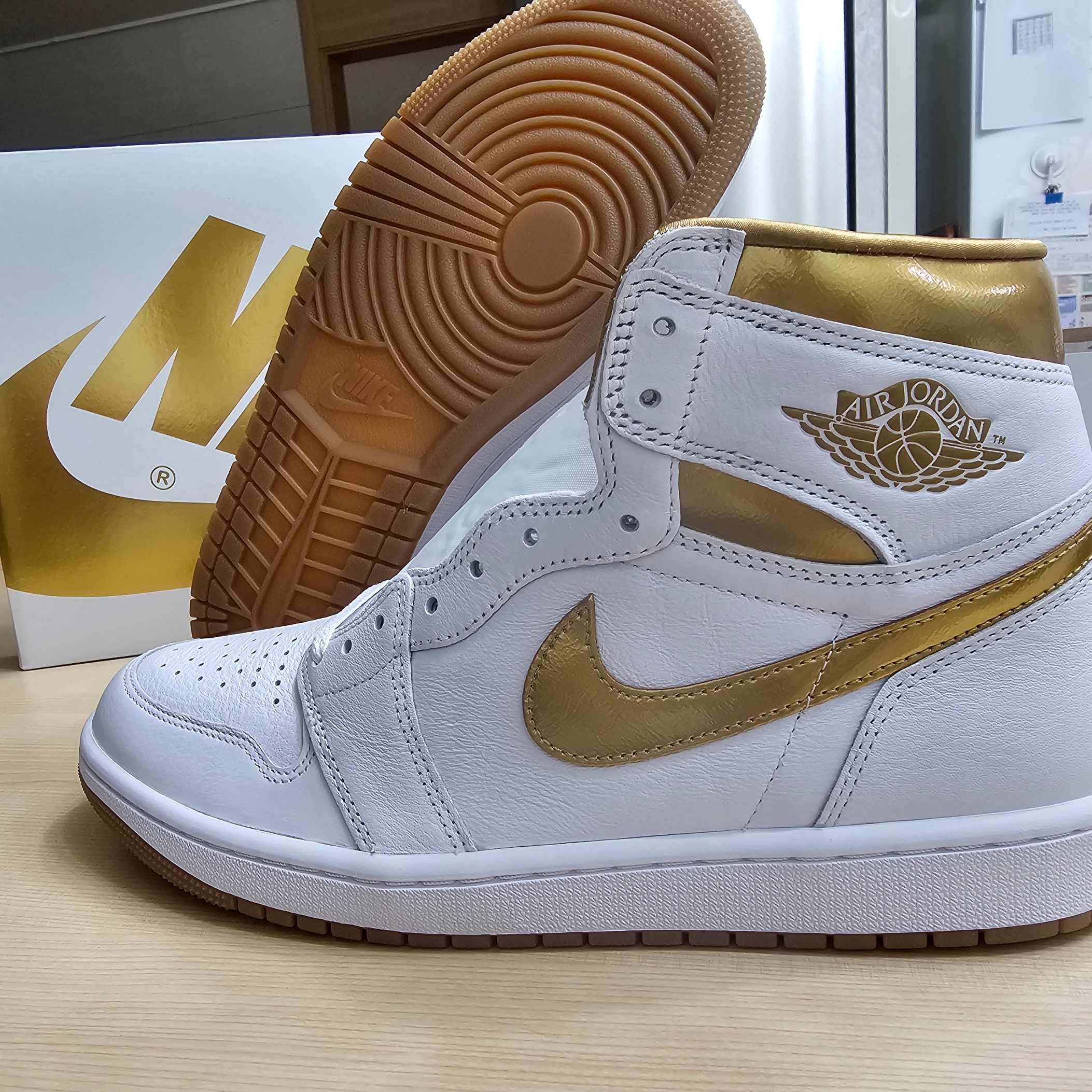 (W) Jordan 1 Retro High OG White Gold 착용 스타일 - 5