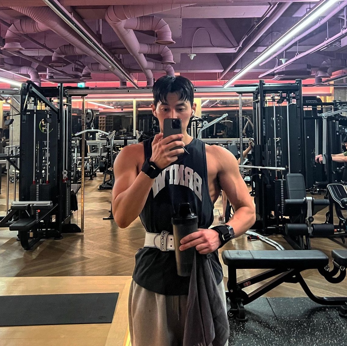 BORN TO WIN BRNTW Reflect New Fit Sleeveless Black 착용 스타일