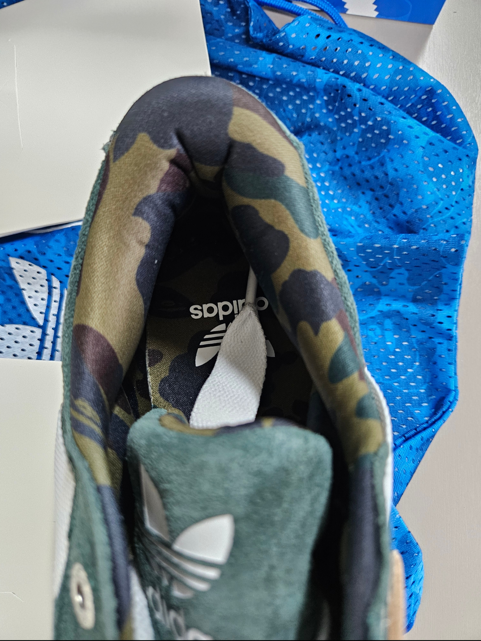 Adidas x BAPE Lawsuit Shadow Green Cloud White 착용 스타일 - 4