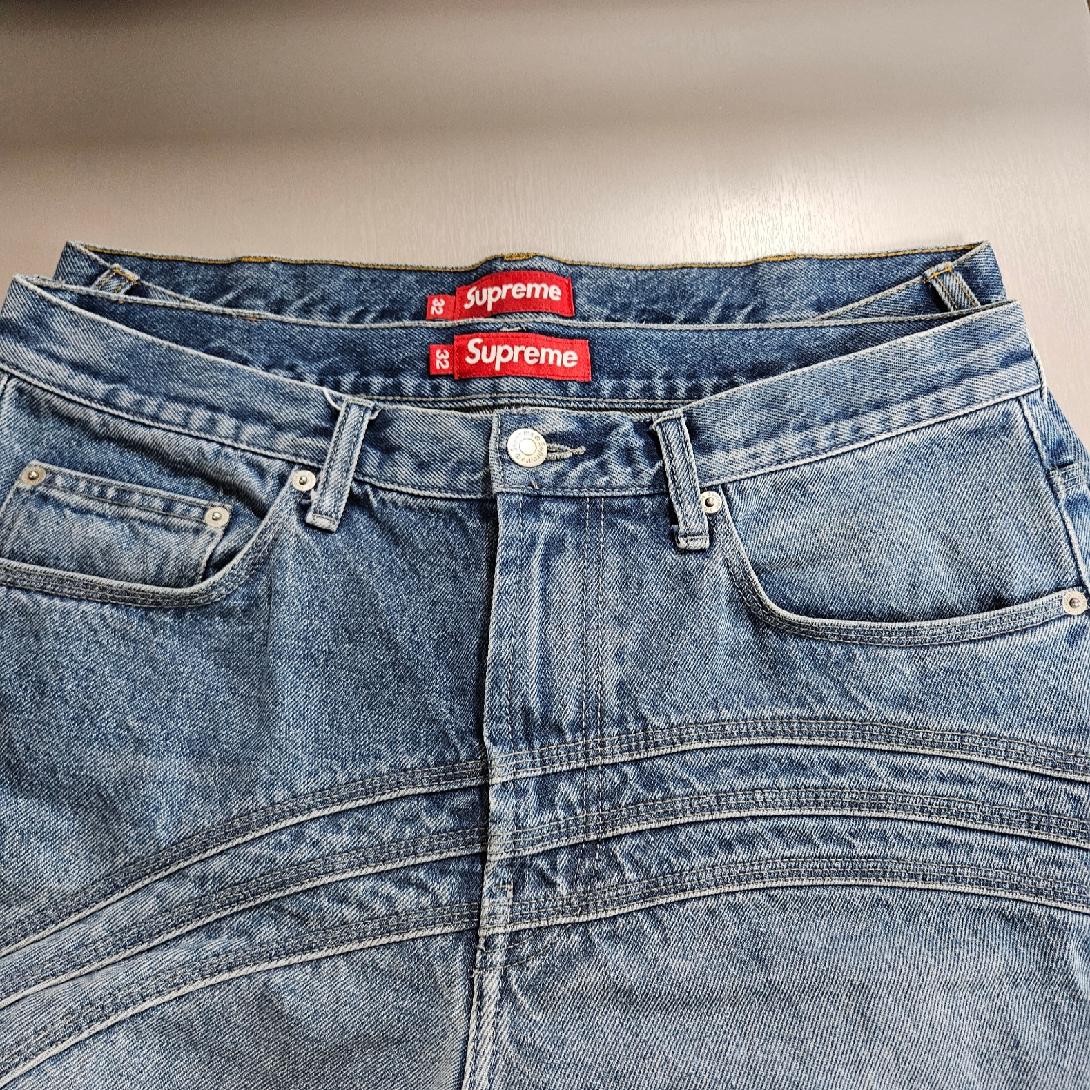 Supreme Double Knee Painter Pant Washed Indigo - 24SS, Supreme S Logo Loose Fit Jean Washed Blue - 24SS 착용 스타일 - 1