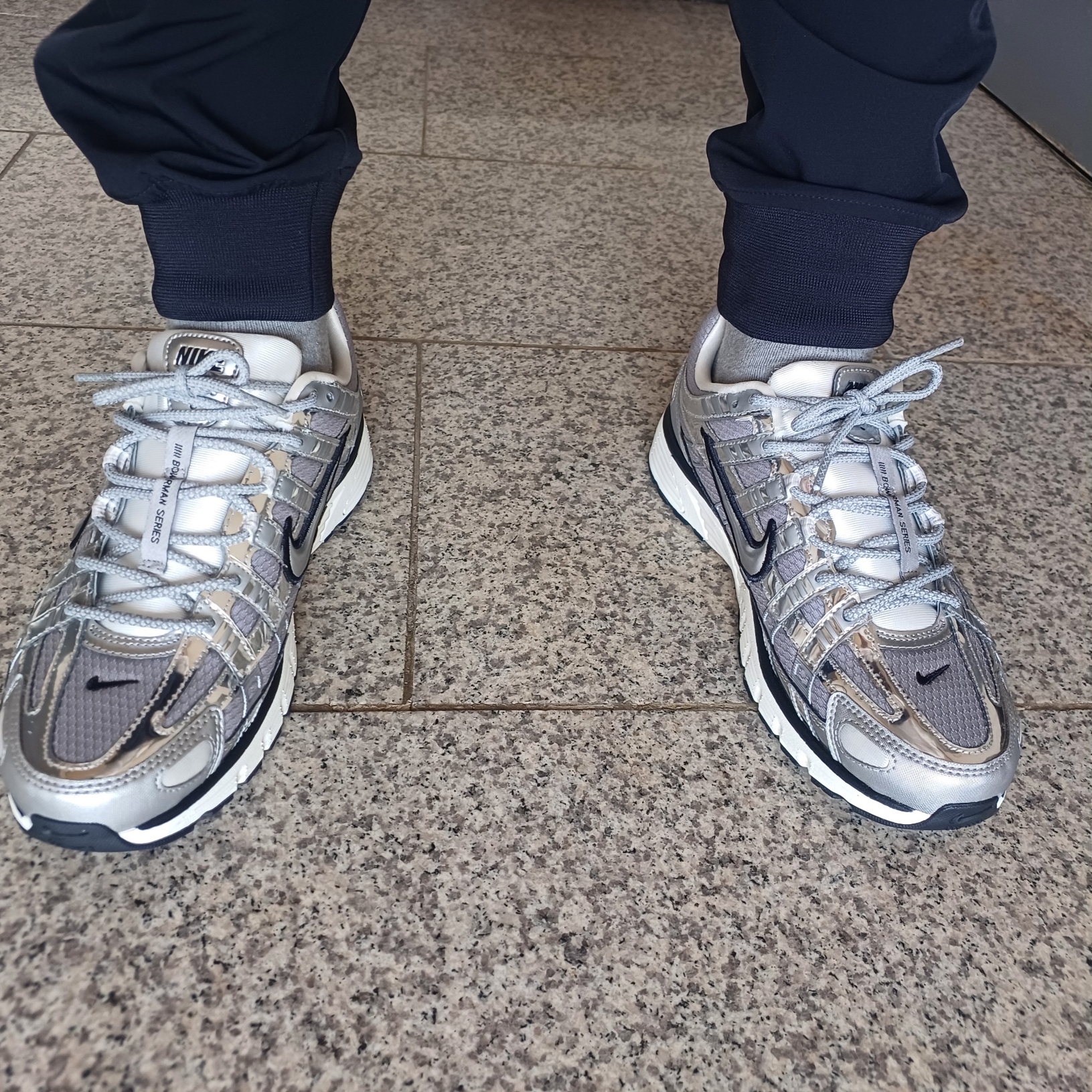Nike P-6000 Metallic Silver 착용 스타일 - 1