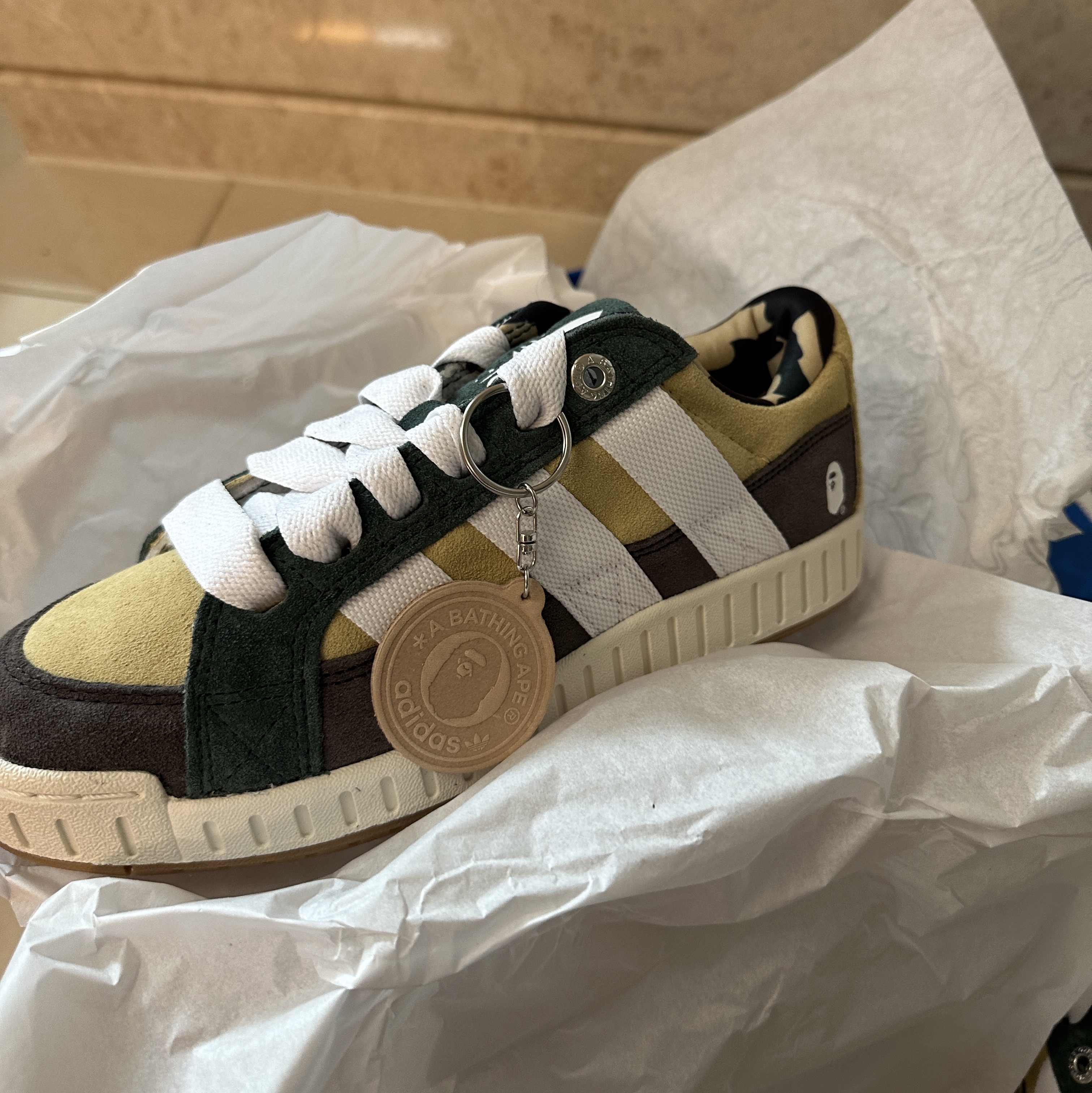 Adidas X BAPE Lawsuit Sand Cloud White 착용 스타일 - 4