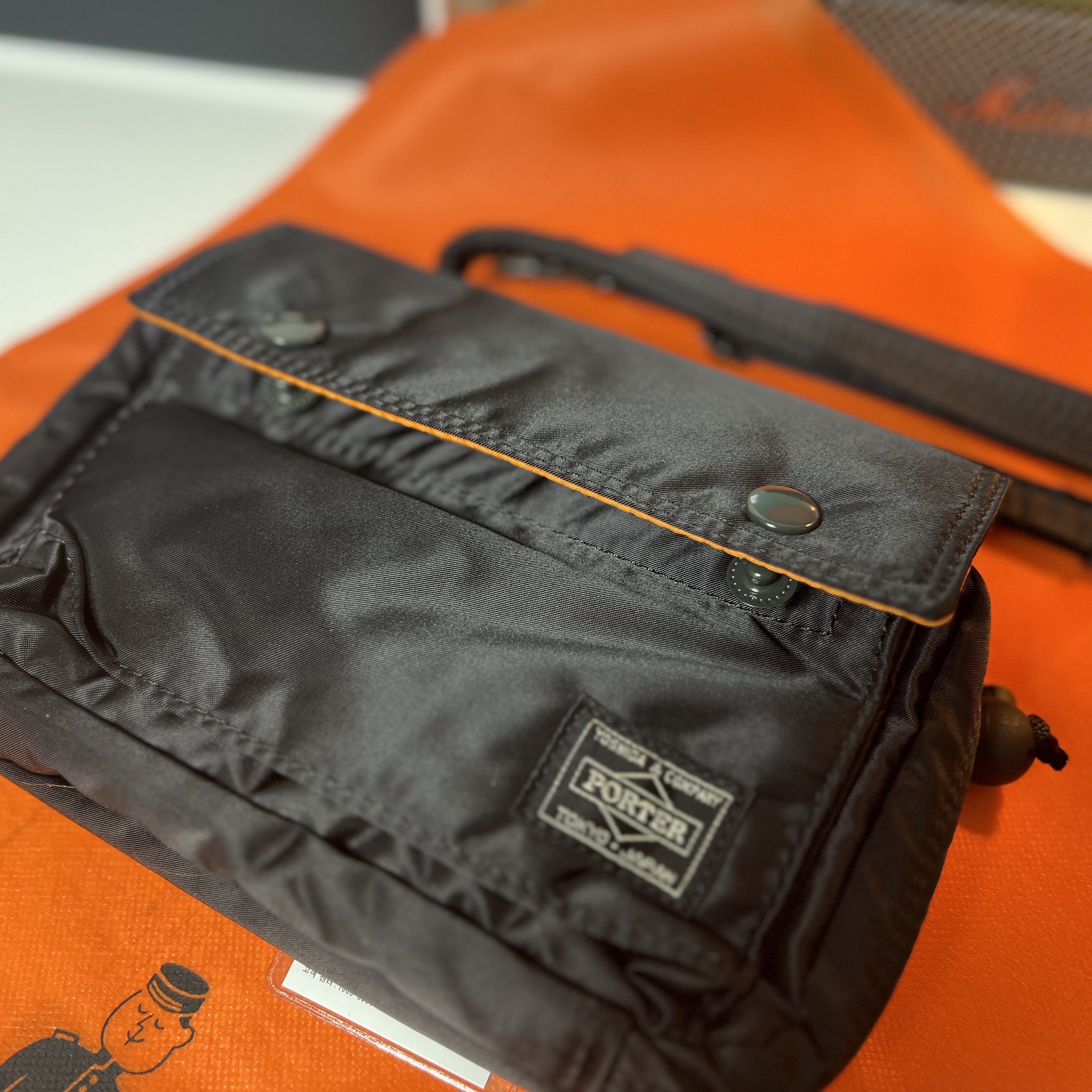 Porter Tanker Shoulder Bag Black 착용 스타일 - 1