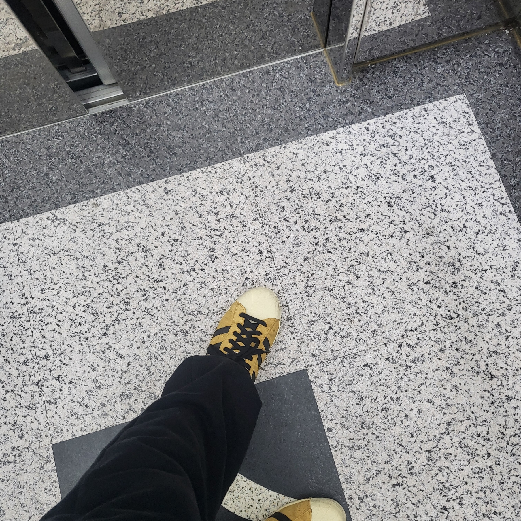 Adidas Superstar 82 Mesa Core Black 착용 스타일 - 1