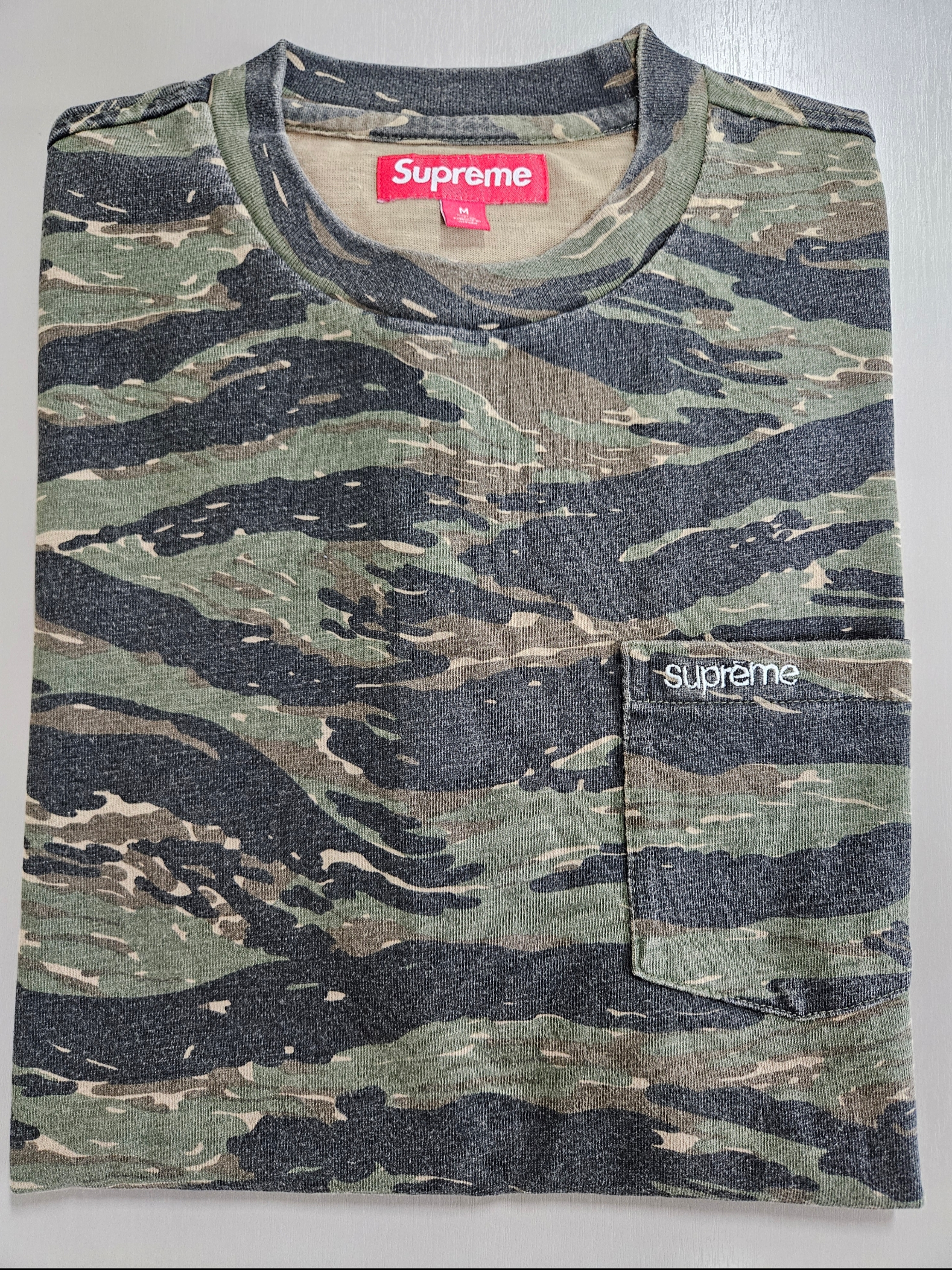 Supreme S/S Pocket T-Shirt Tiger Camo - 24SS, Supreme Box Logo Mesh Back New Era Woodland Camo - 24SS 착용 스타일 - 5
