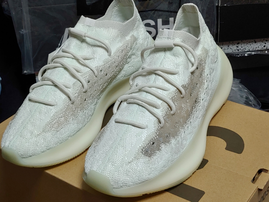 Adidas Yeezy Boost 380 Calcite Glow 착용 스타일 - 3