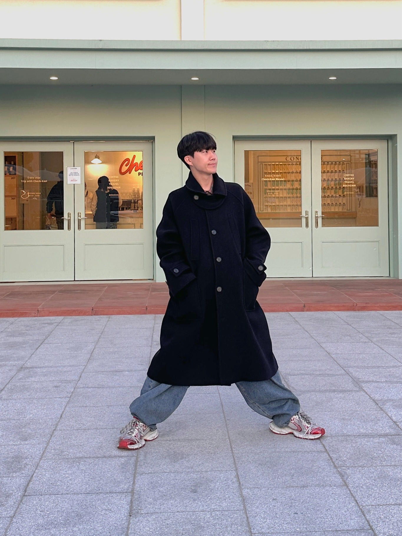 Undermycar Legion.02 Balmacaan Oversized Wool Coat Black, Balenciaga 3XL Sneakers White Red 착용 스타일 - 2