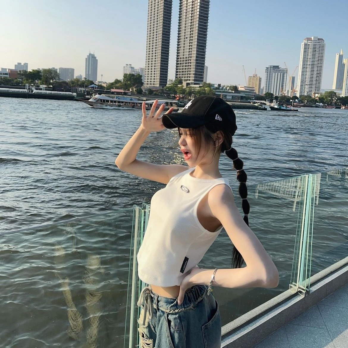 Opening Project Woman Symbol Tank Top White, Opening Project Woman Symbol Tank Top Black 착용 스타일 - 2