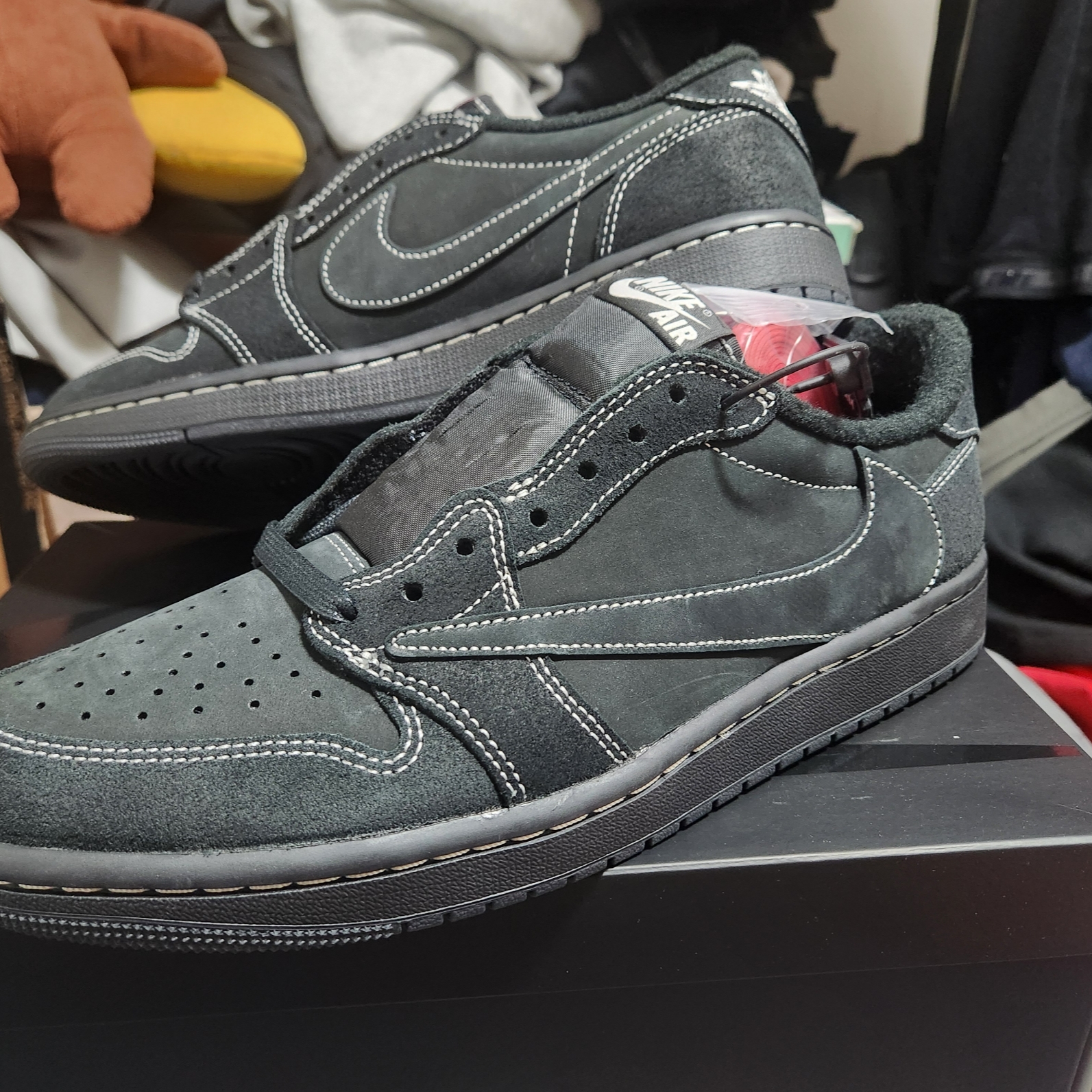 Jordan 1 x Travis Scott Retro Low OG SP Black Phantom 착용 스타일 - 2