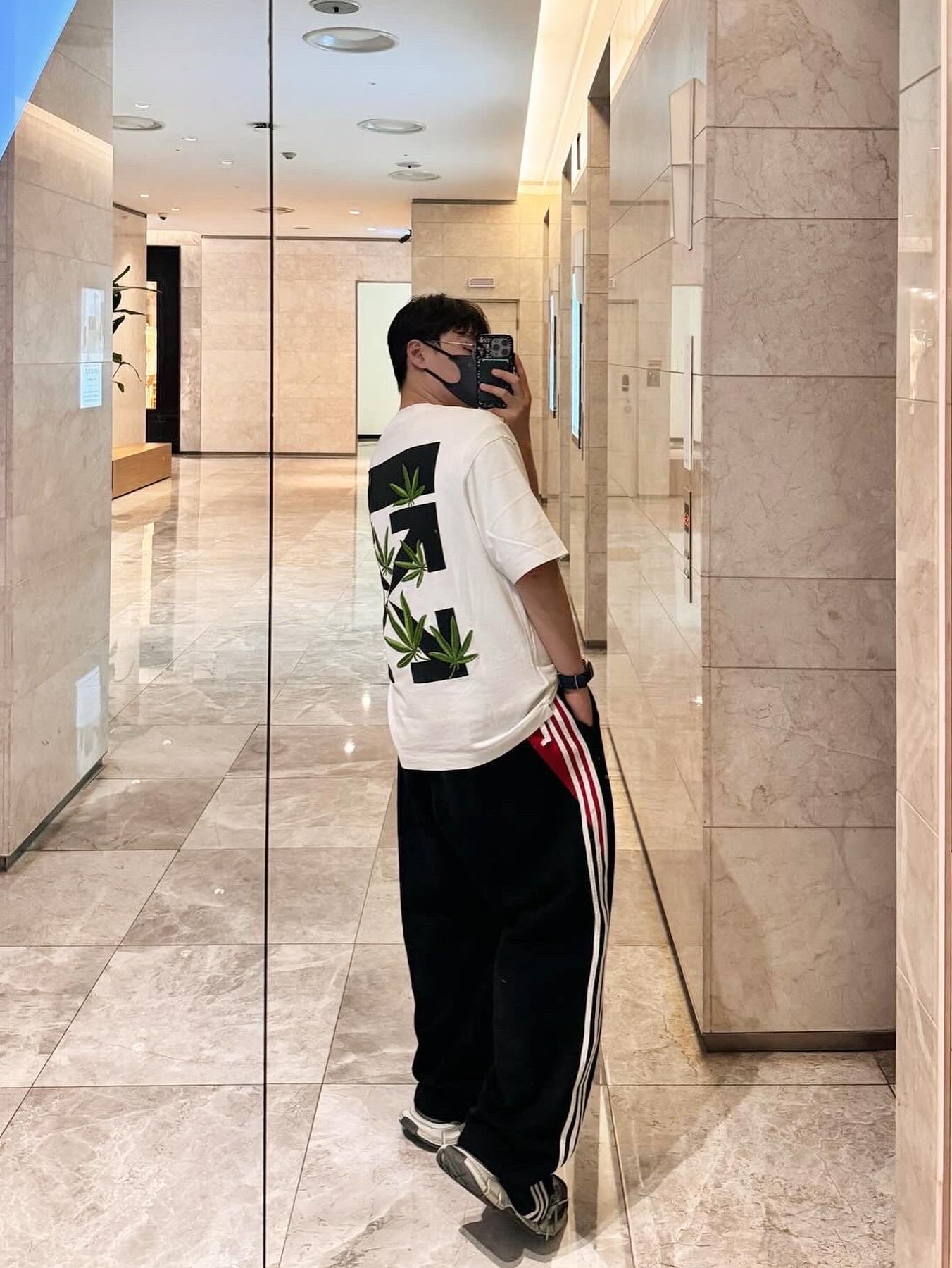 Off-White Weed Arrow Skate Over S/S T-Shirt White, Balenciaga x Adidas Fleece Baggy Sweatpants Black 착용 스타일 - 4