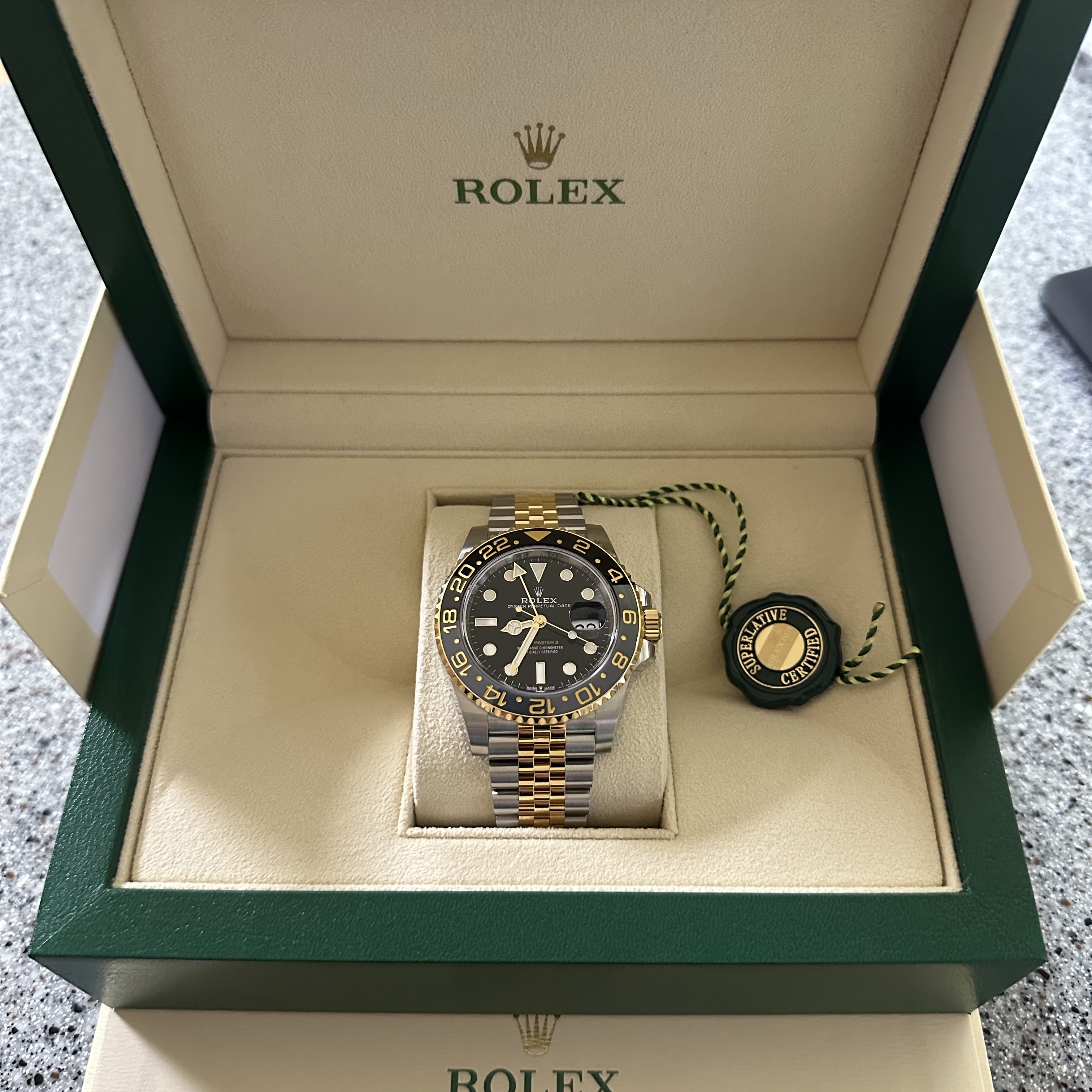 Rolex GMT-Master II 40mm 126713GRNR Black Jubilee 착용 스타일