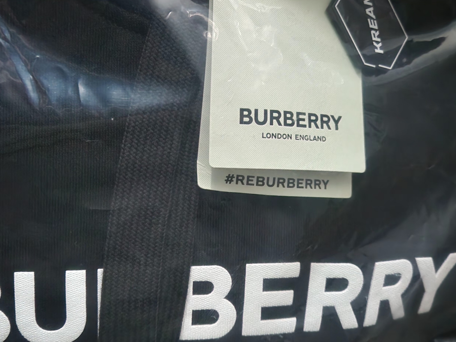 Burberry Logo Print Cotton Hoodie Black 착용 스타일