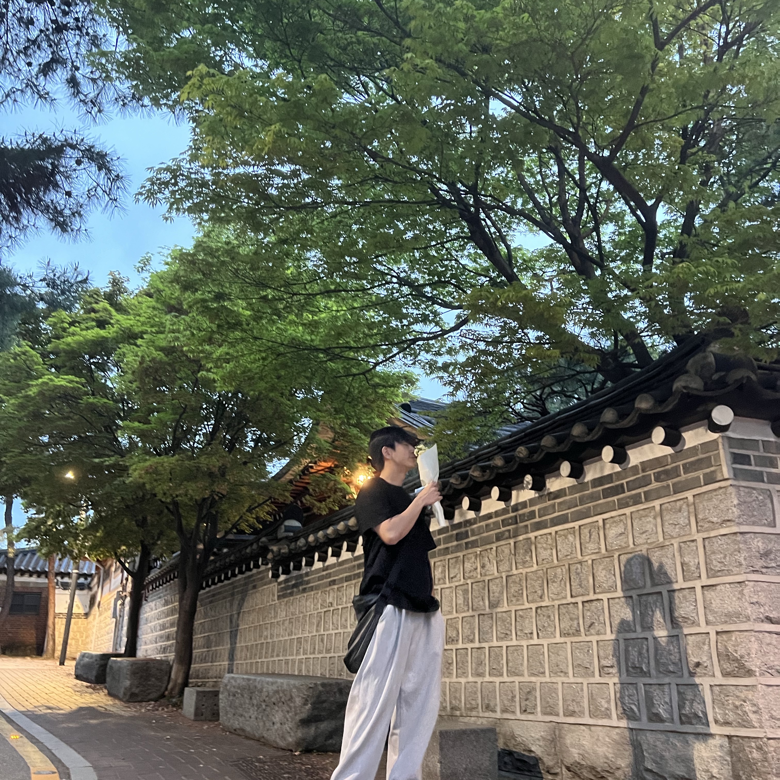 Wooyoungmi Flower Print Back Logo T-Shirt Black - 23FW 착용 스타일 - 1