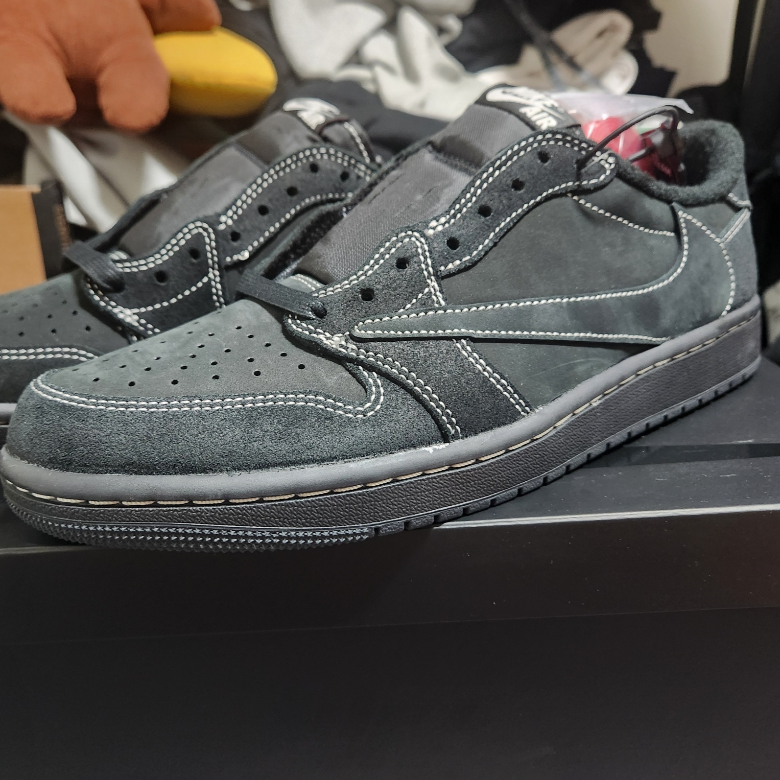 Jordan 1 x Travis Scott Retro Low OG SP Black Phantom 착용 스타일 - 1