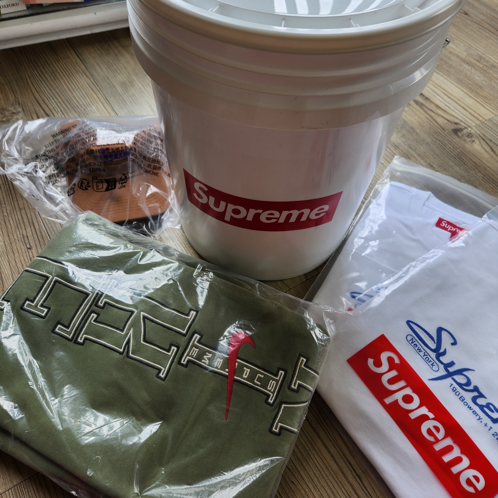 Supreme Contact S/S Top White - 24SS 착용 스타일