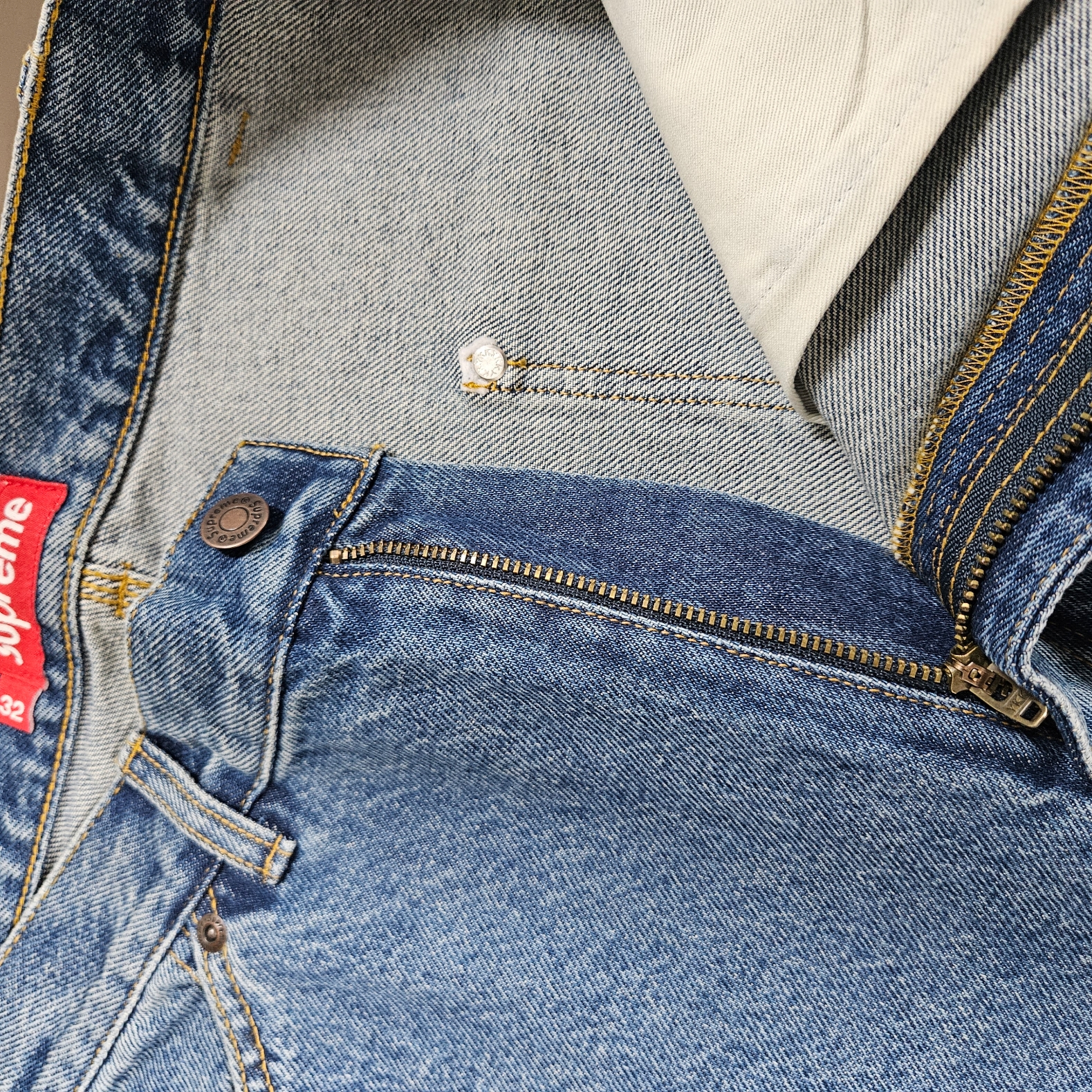 Supreme Double Knee Painter Pant Washed Indigo - 24SS, Supreme S Logo Loose Fit Jean Washed Blue - 24SS 착용 스타일 - 4