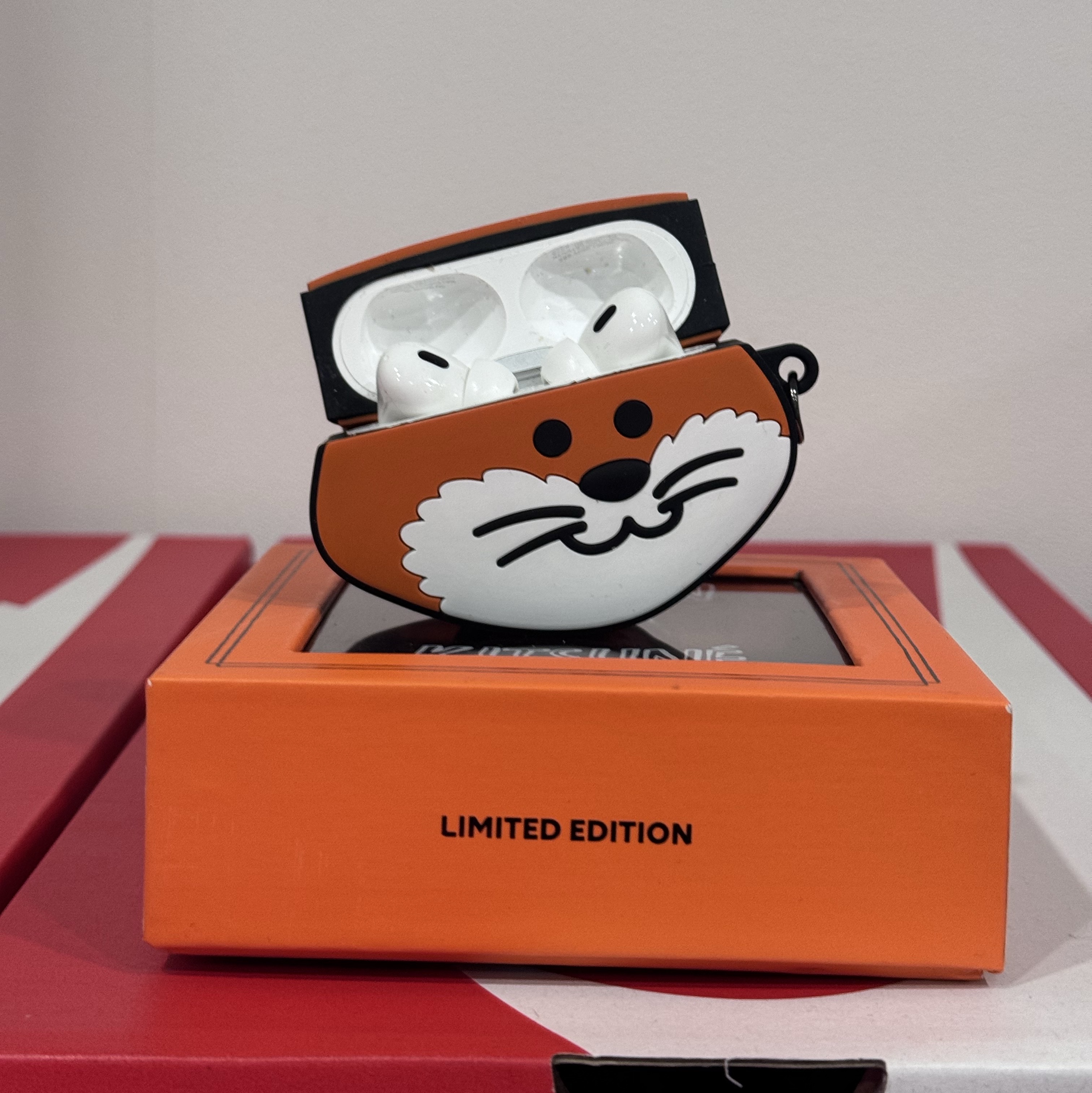 Maison Kitsune x Line Friends Kitsune AirPods Pro Case 착용 스타일 - 2