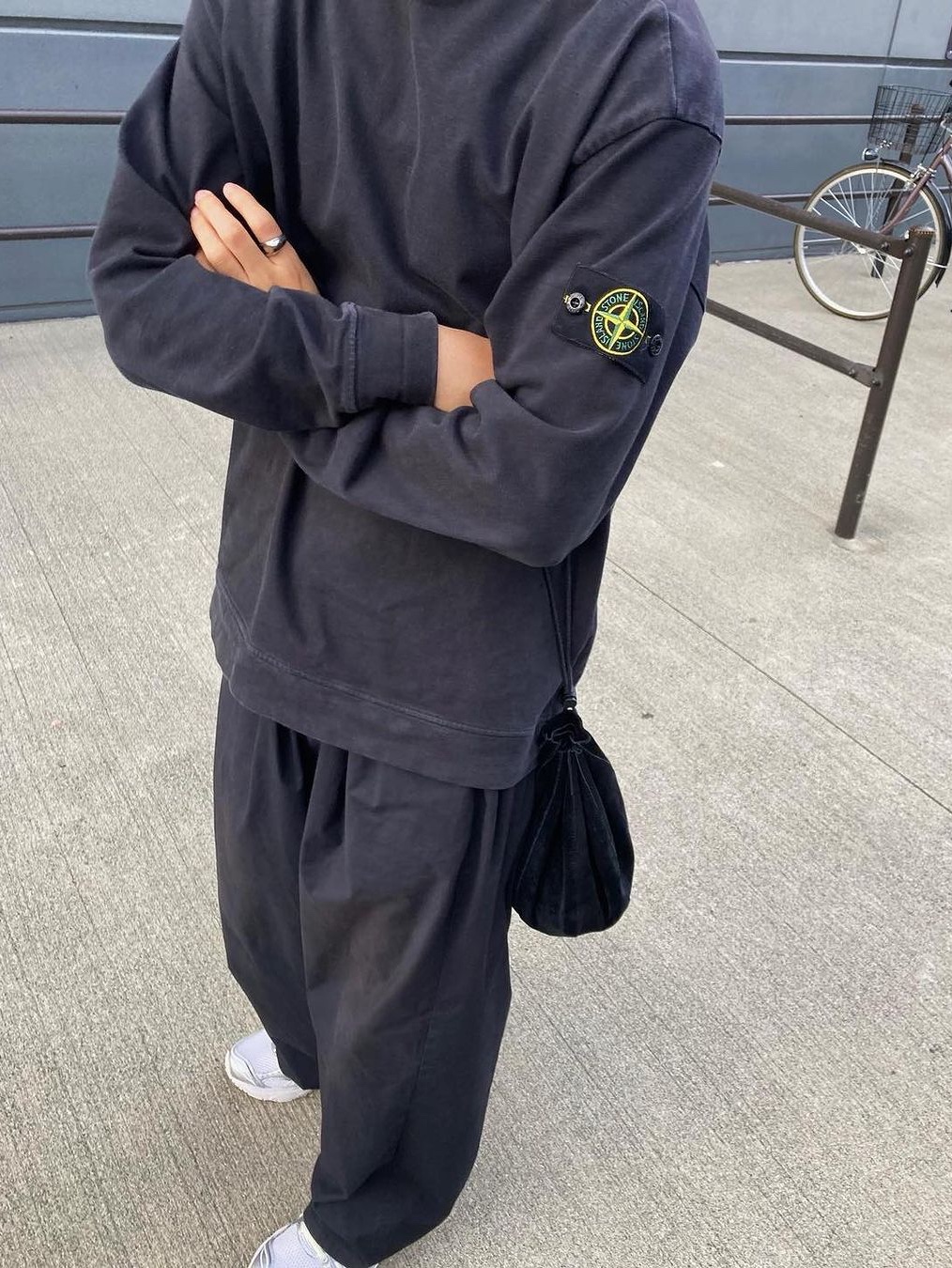 Arc'teryx Captive Arc'word LS T-Shirt Black, Stone Island 64450 Long Sleeve Crewneck Sweatshirt Avio Blue - 21SS 착용 스타일 - 3