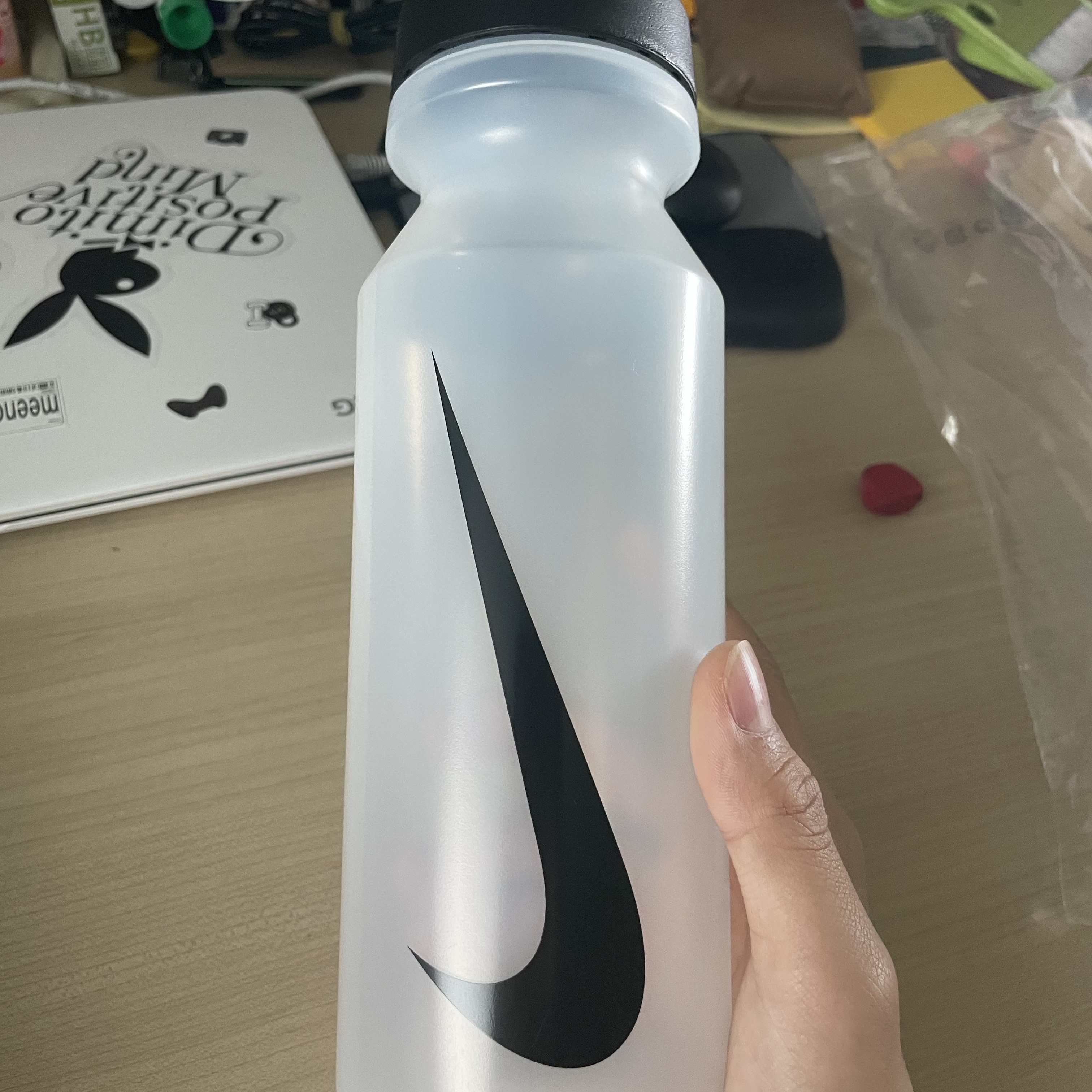 Nike 32oz Big Mouth Water Bottle Clear Black 착용 스타일