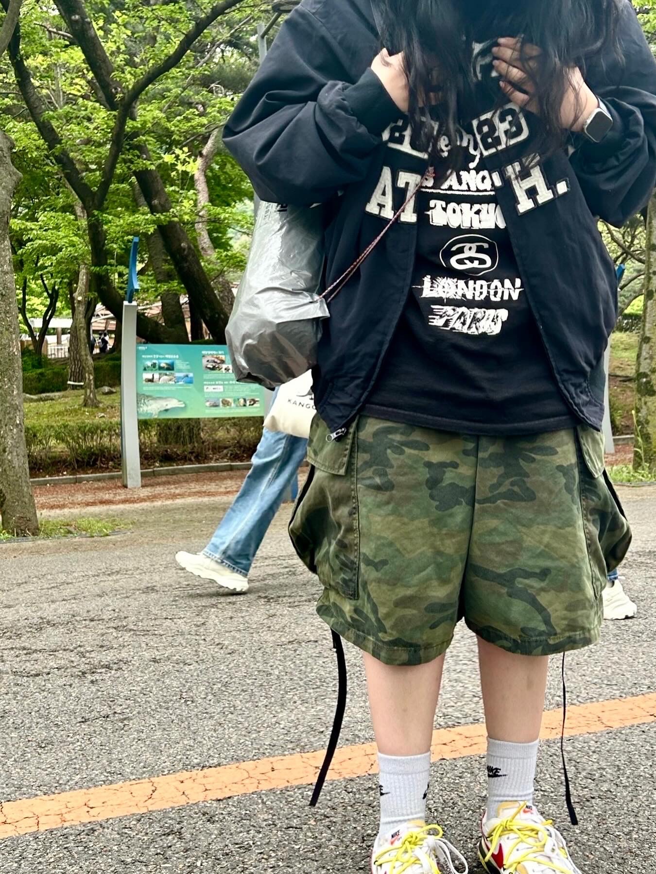 Supreme Applique Hooded Track Jacket Black - 23SS, Stussy Tour T-Shirt Black 착용 스타일 - 1