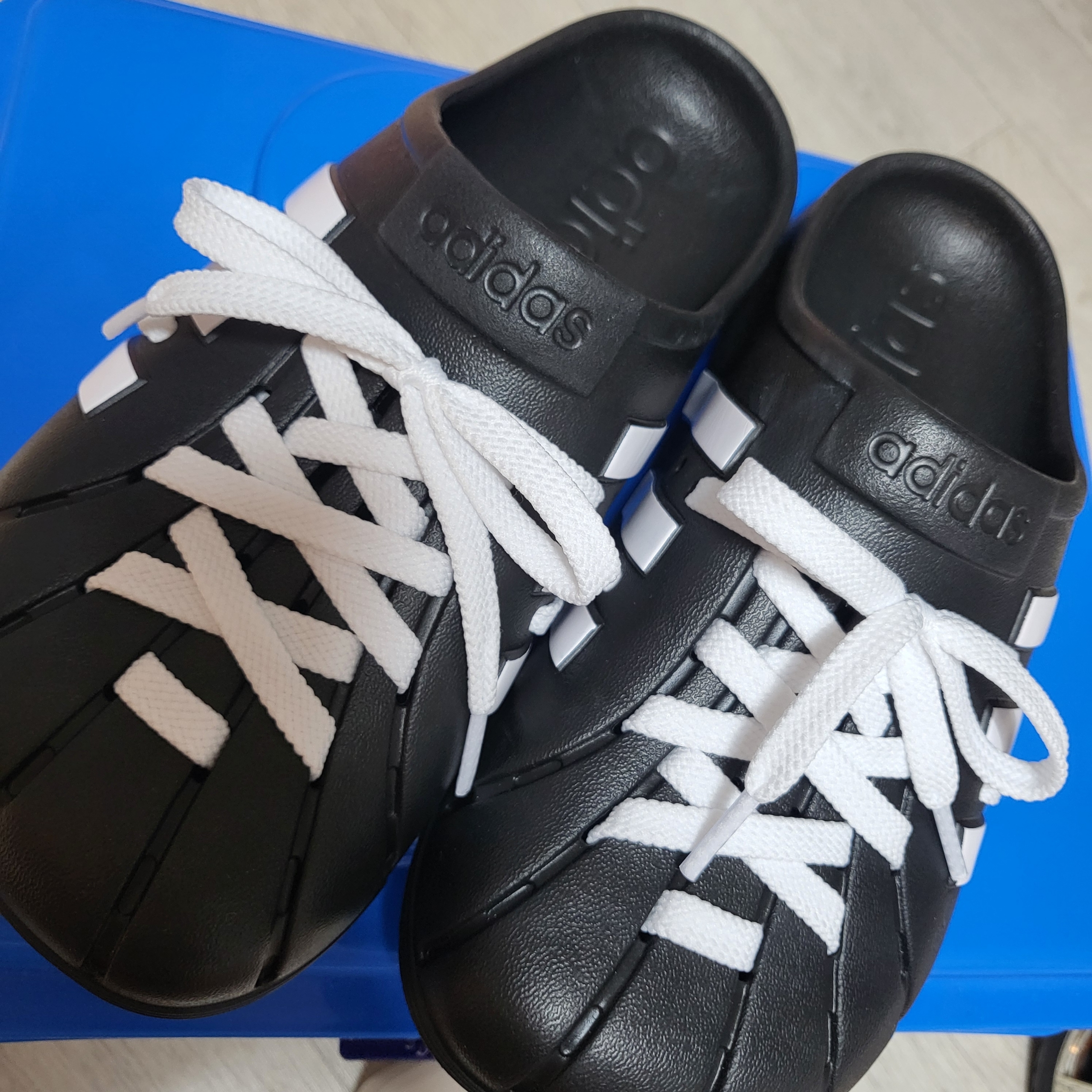 Adidas Adilette Clog Black White 착용 스타일