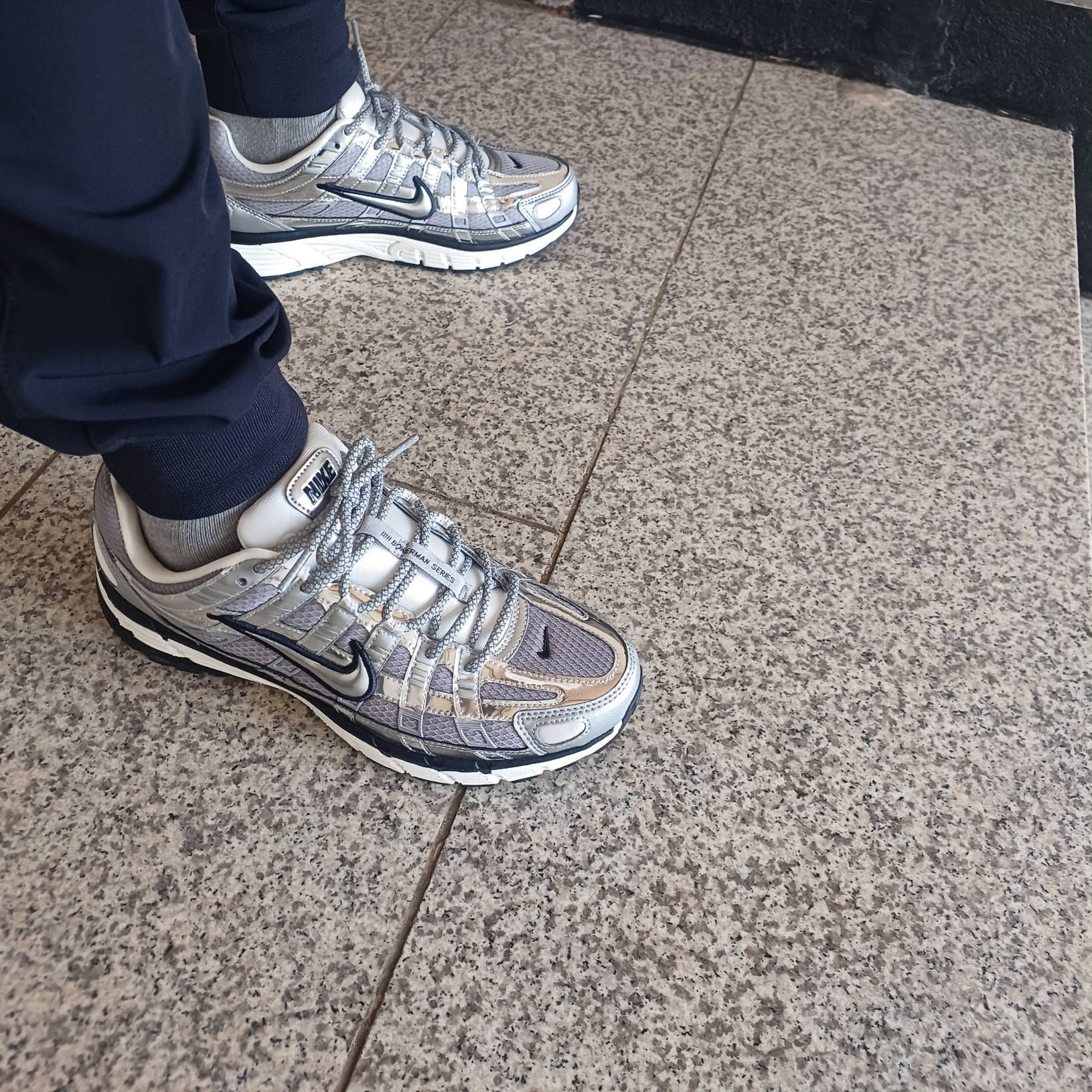 Nike P-6000 Metallic Silver 착용 스타일 - 2