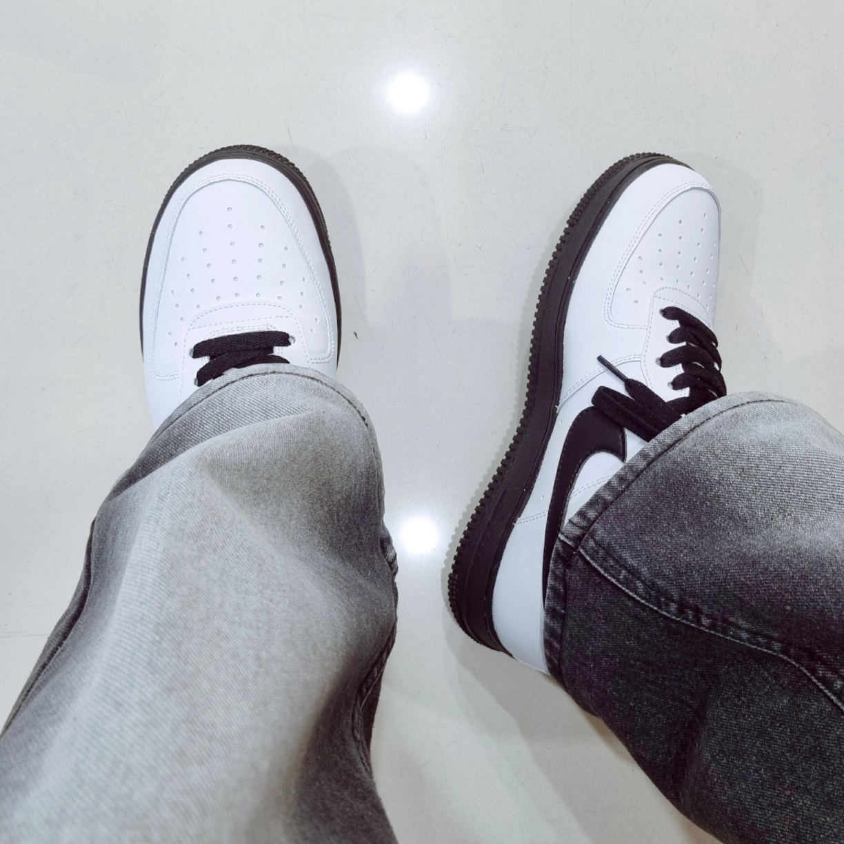 Nike Air Force 1 Low White Black Midsole 착용 스타일 - 2
