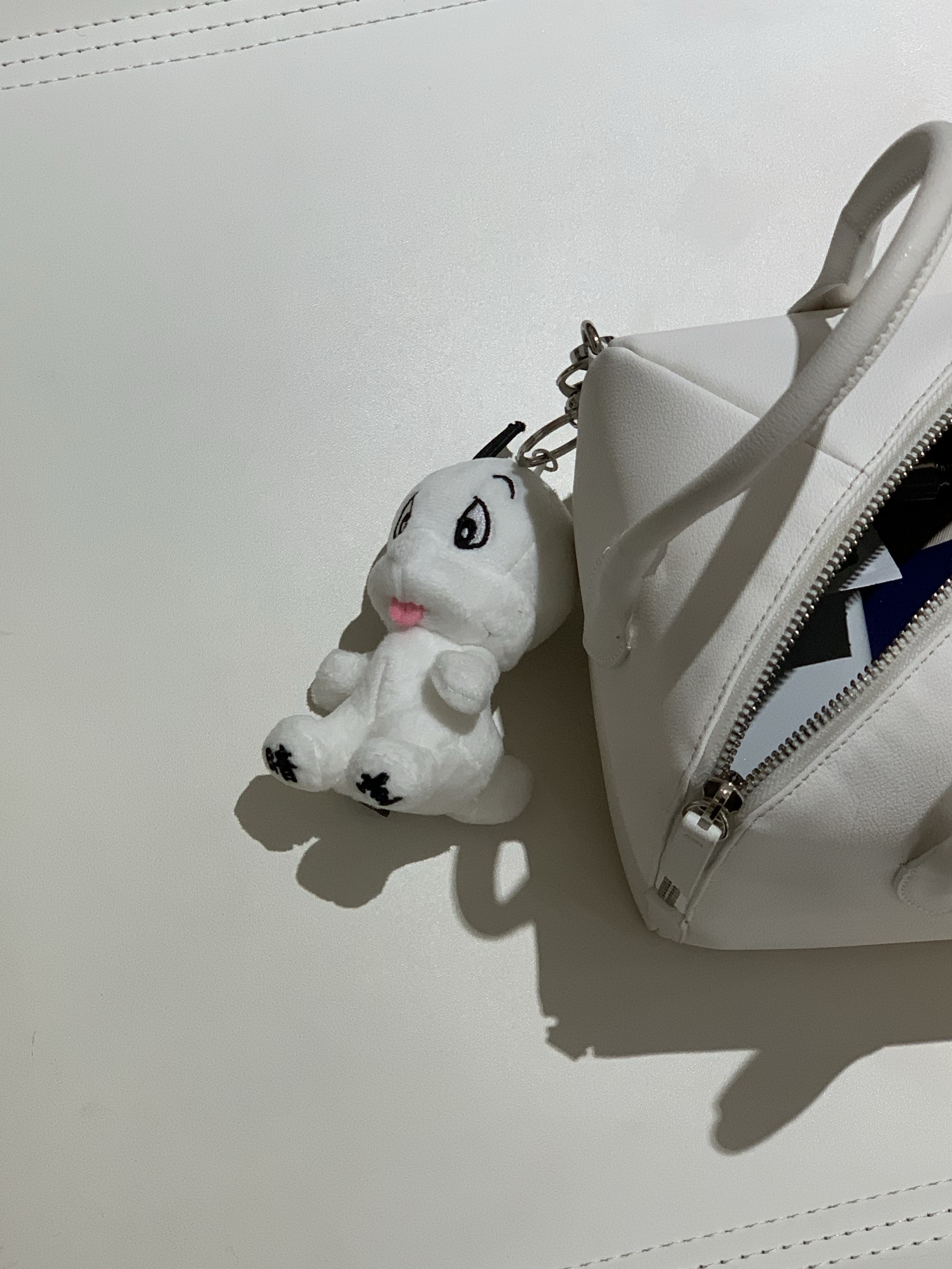 Darkr8m Studio x Dooly Dooly Keyring White 착용 스타일 - 2