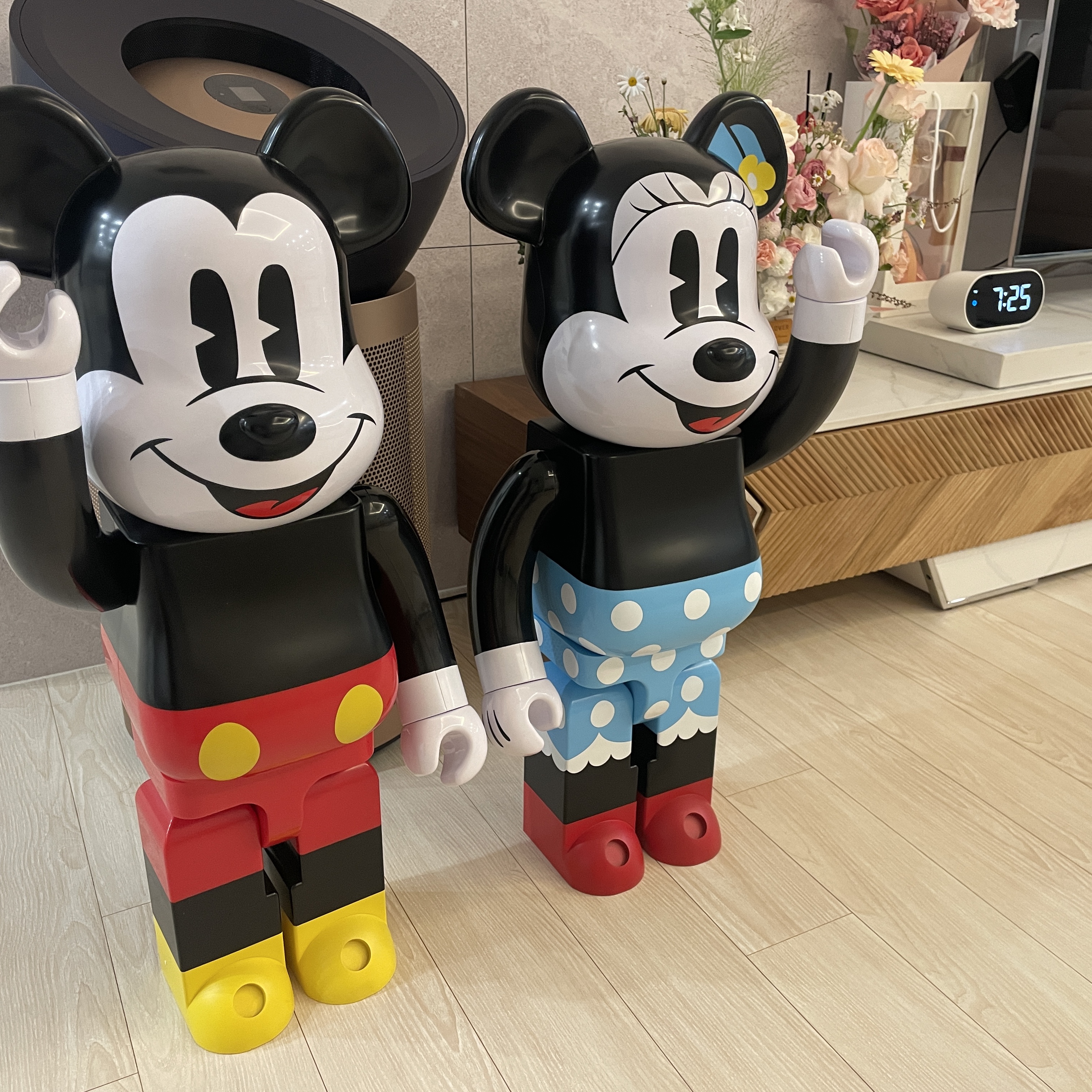 Bearbrick Mickey Mouse 1000% (R&W 2017 Ver.), Bearbrick Minnie Mouse 1000% 착용 스타일 - 2