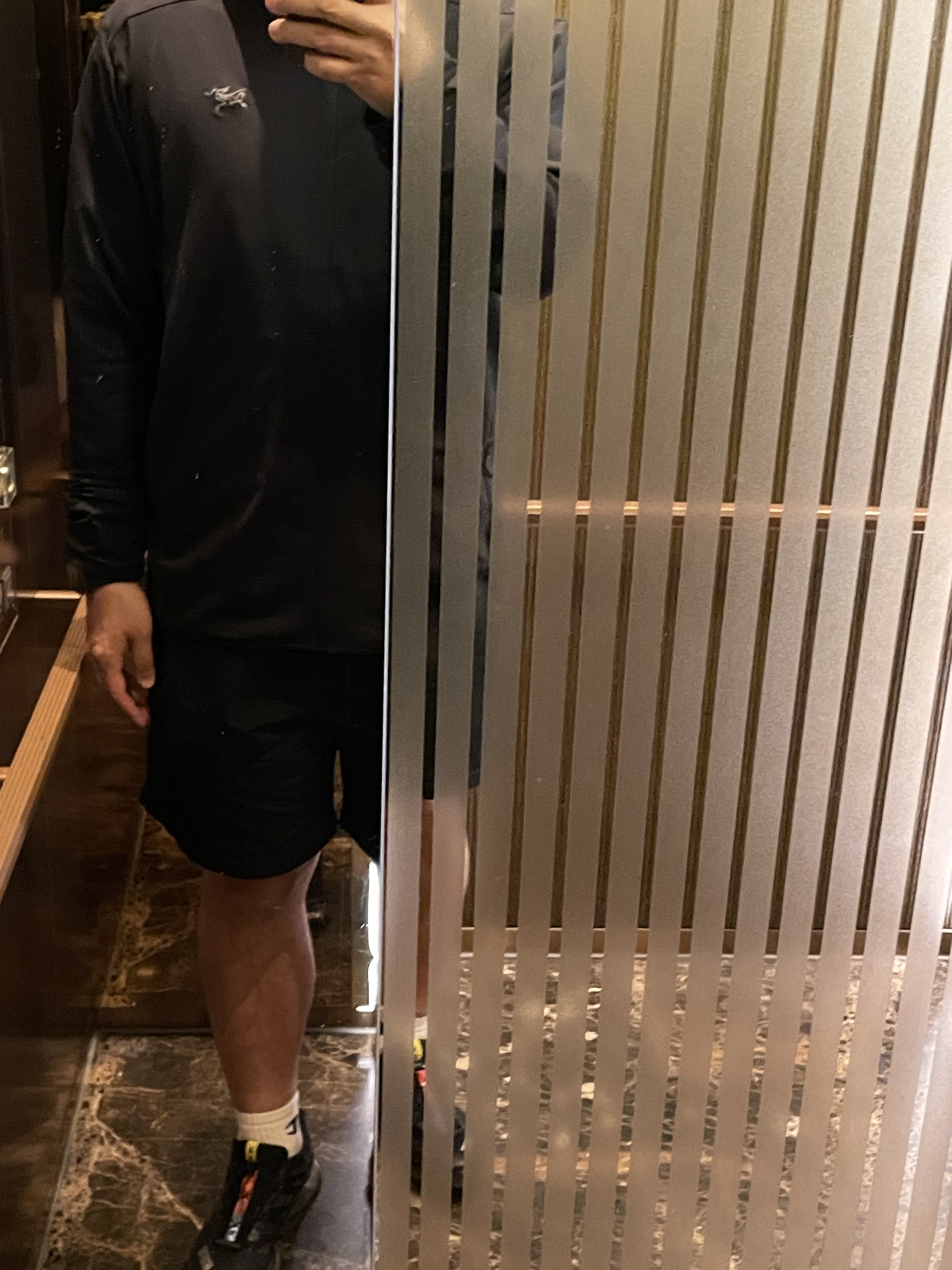 Arc'teryx Kyanite Hoody Black, Salomon XT-4 Black Silver Metallic 착용 스타일