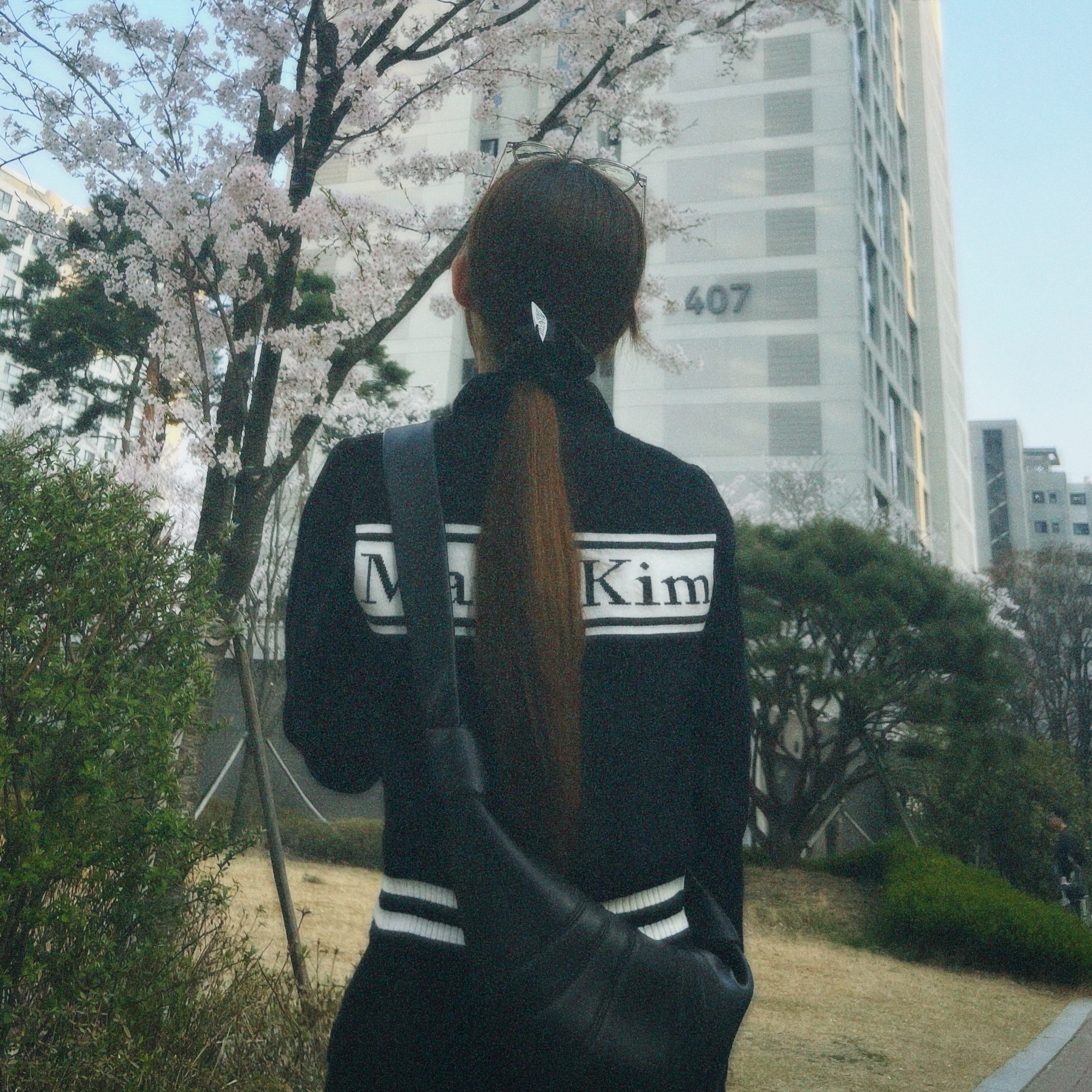 Matin Kim Spell Point Stripe Knit Cardigan Black, Lemaire Small Croissant Bag Soft Nappa Leather Black 착용 스타일