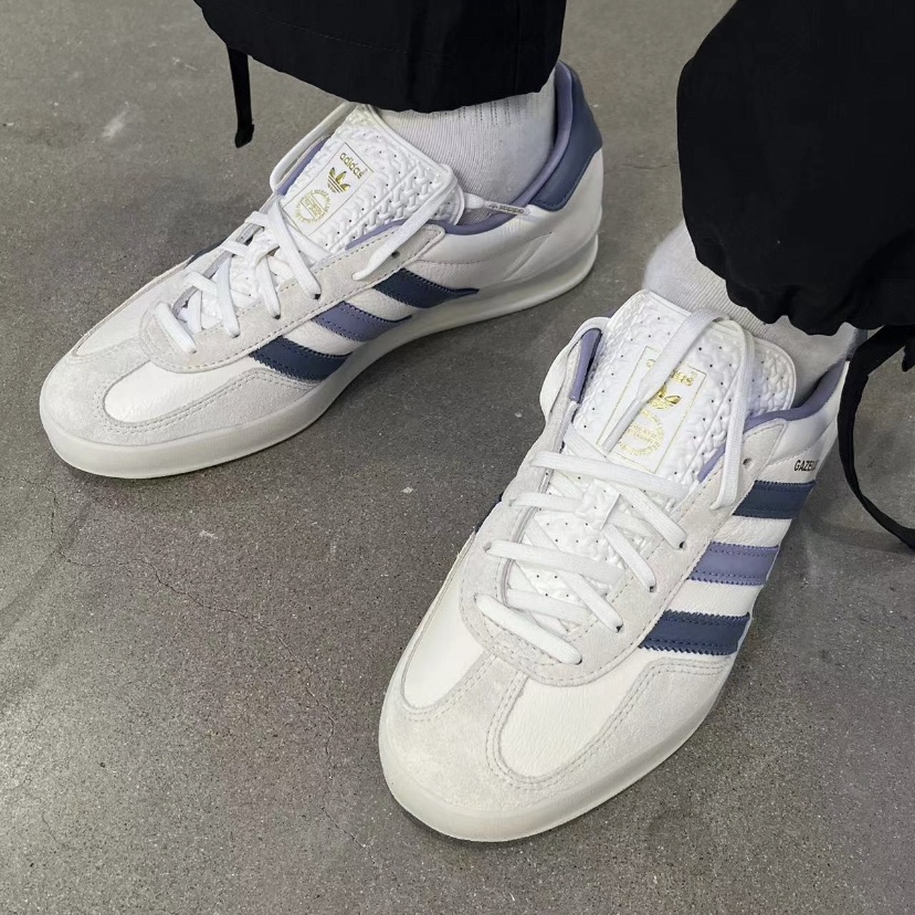 Adidas Gazelle Indoor Core White Preloved Ink 착용 스타일