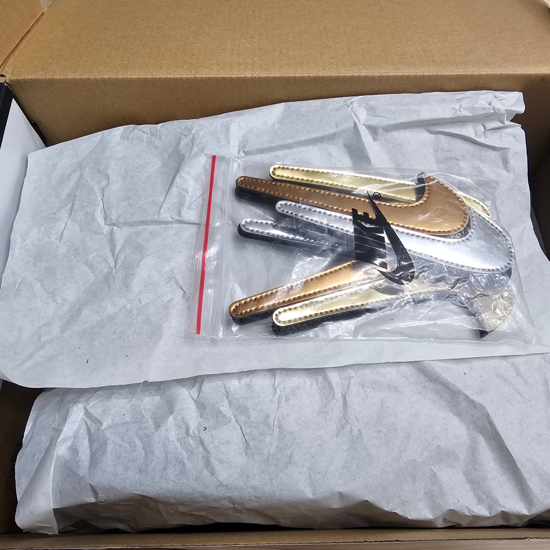 Nike Air Force 1 Low Black Metallic Gold Removable Swoosh Pack 착용 스타일 - 5