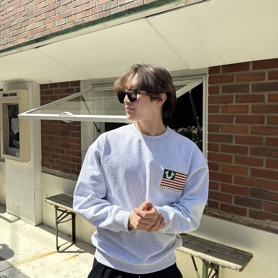 True Religion Old Glory Crewneck Melange Grey 착용 스타일 - 1