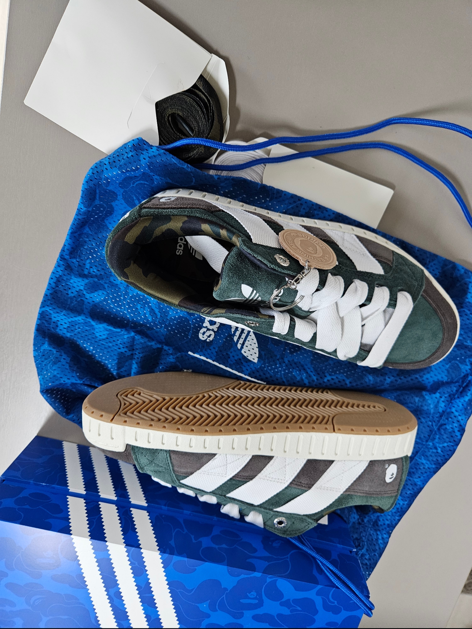 Adidas x BAPE Lawsuit Shadow Green Cloud White 착용 스타일 - 6