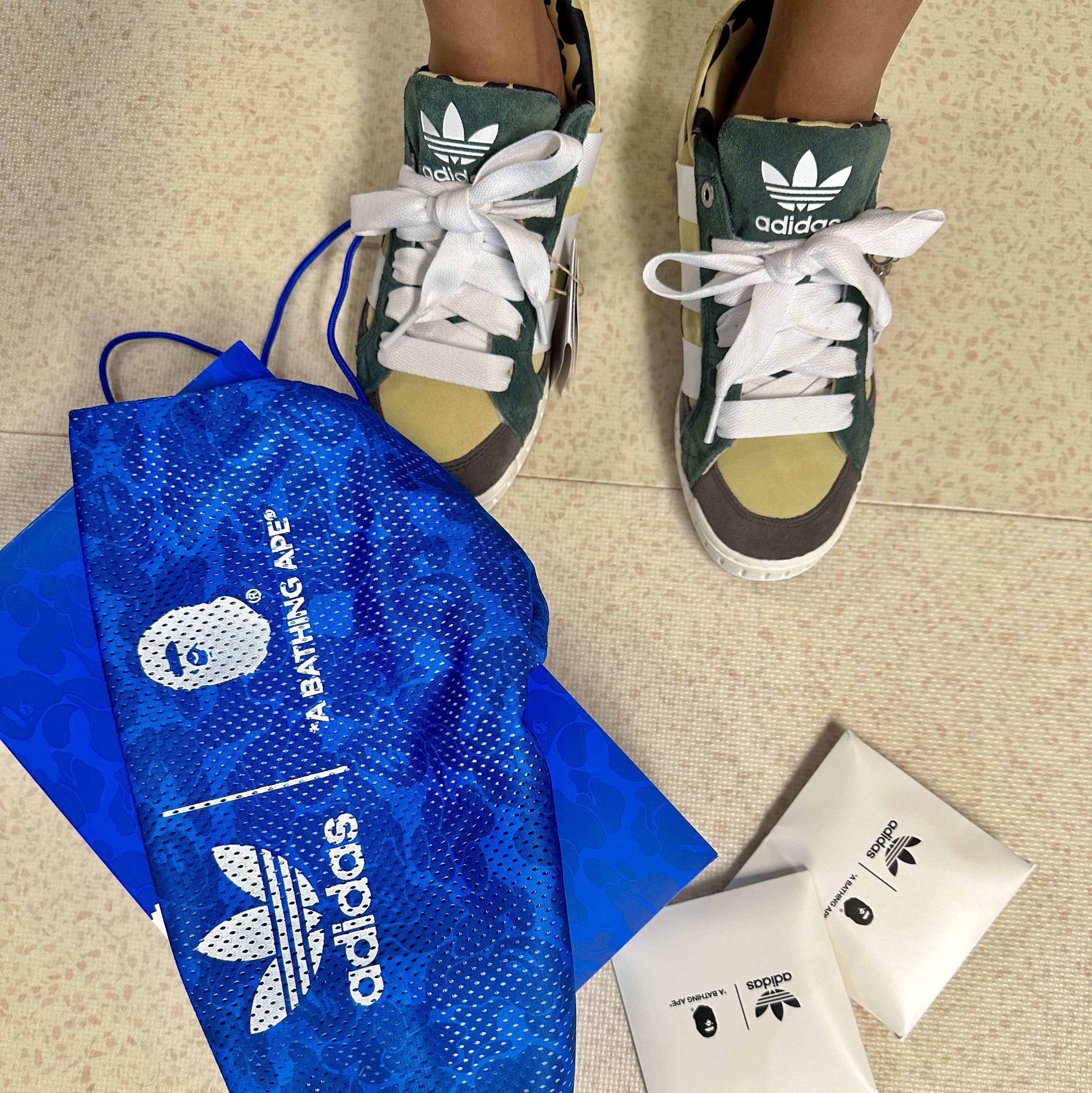 Adidas X BAPE Lawsuit Sand Cloud White 착용 스타일 - 1