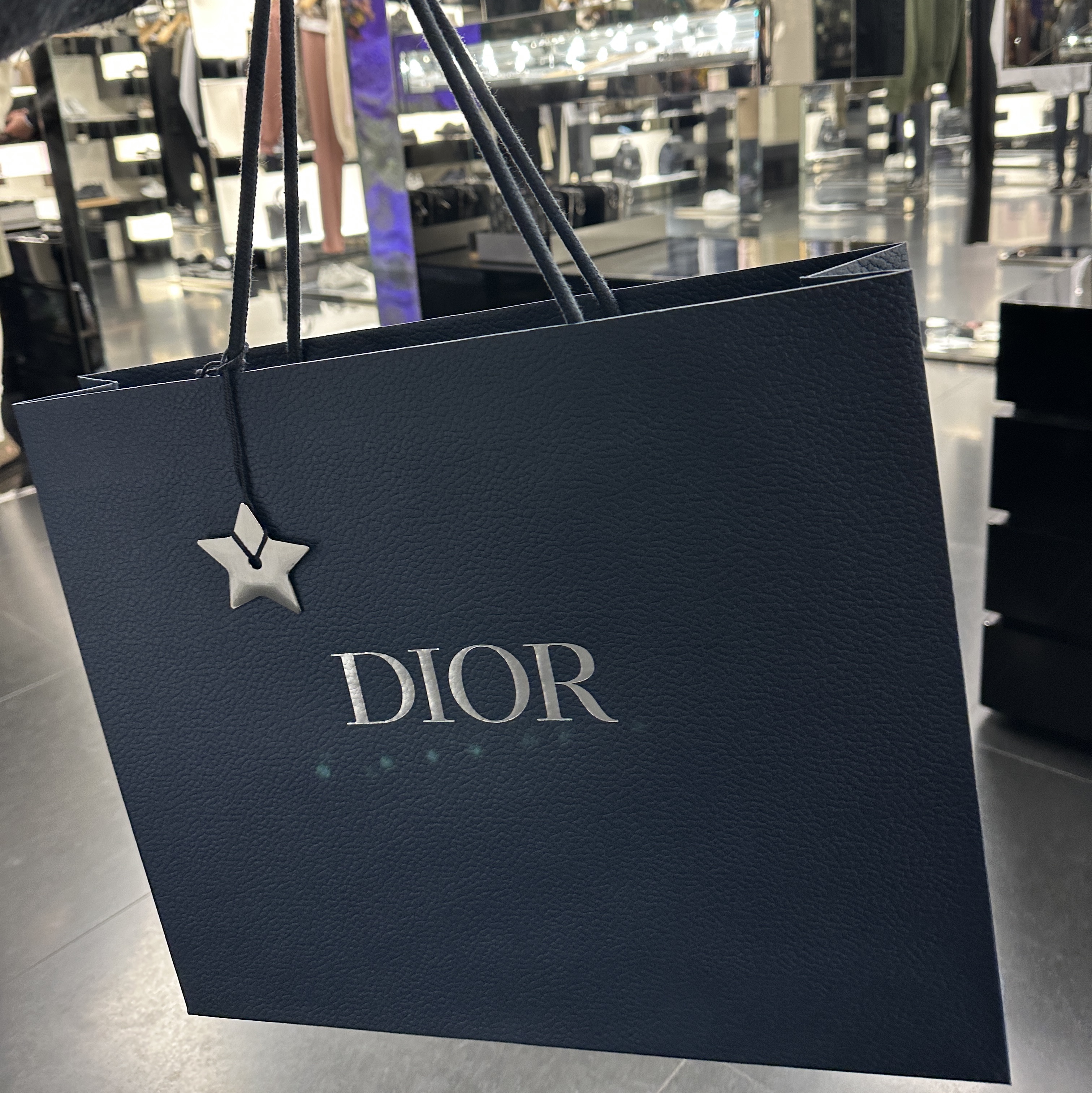 Dior CD Diamond Ring Silver Finish Brass Black Resin 착용 스타일 - 2