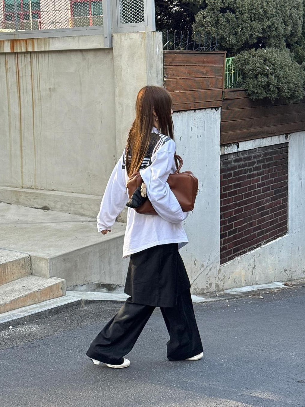 (W) Jichoi Apron Skirt Pants Black 착용 스타일 - 3