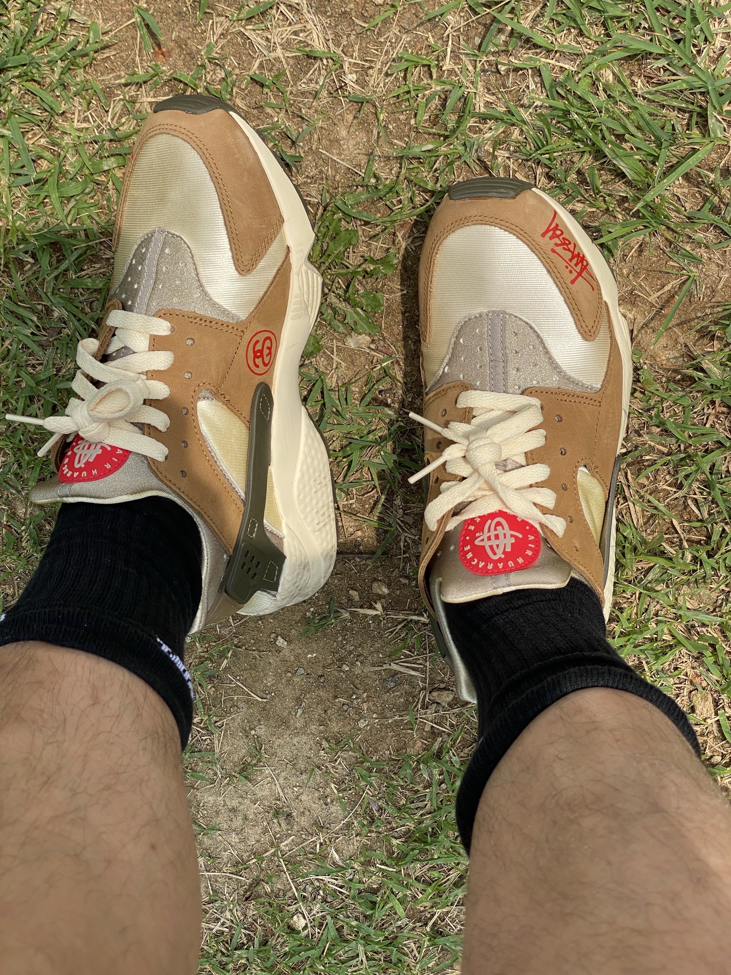 Nike x Stussy Air Huarache LE Desert Oak 착용 스타일