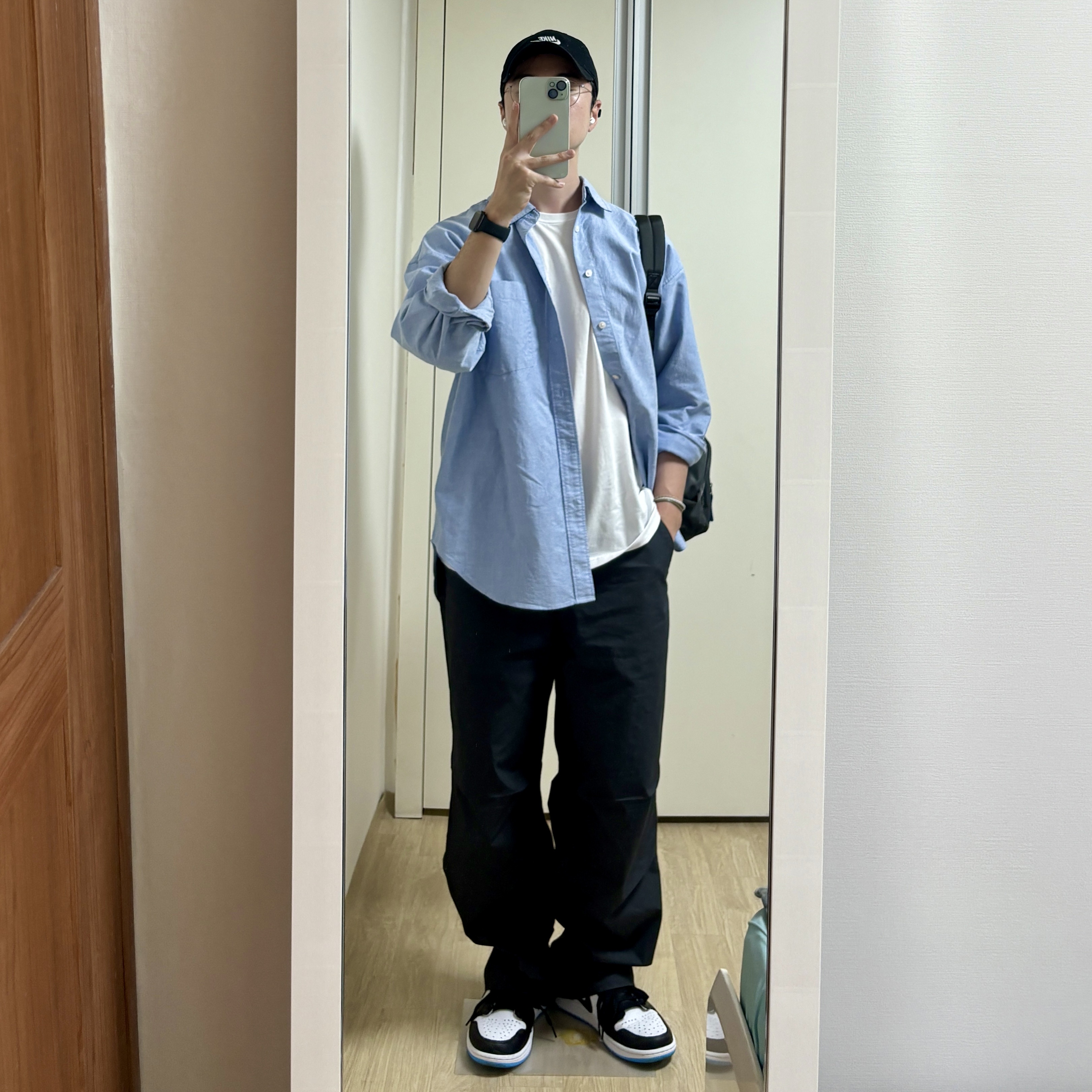 Jordan 1 Retro Low OG Black and Dark Powder Blue 착용 스타일 - 1