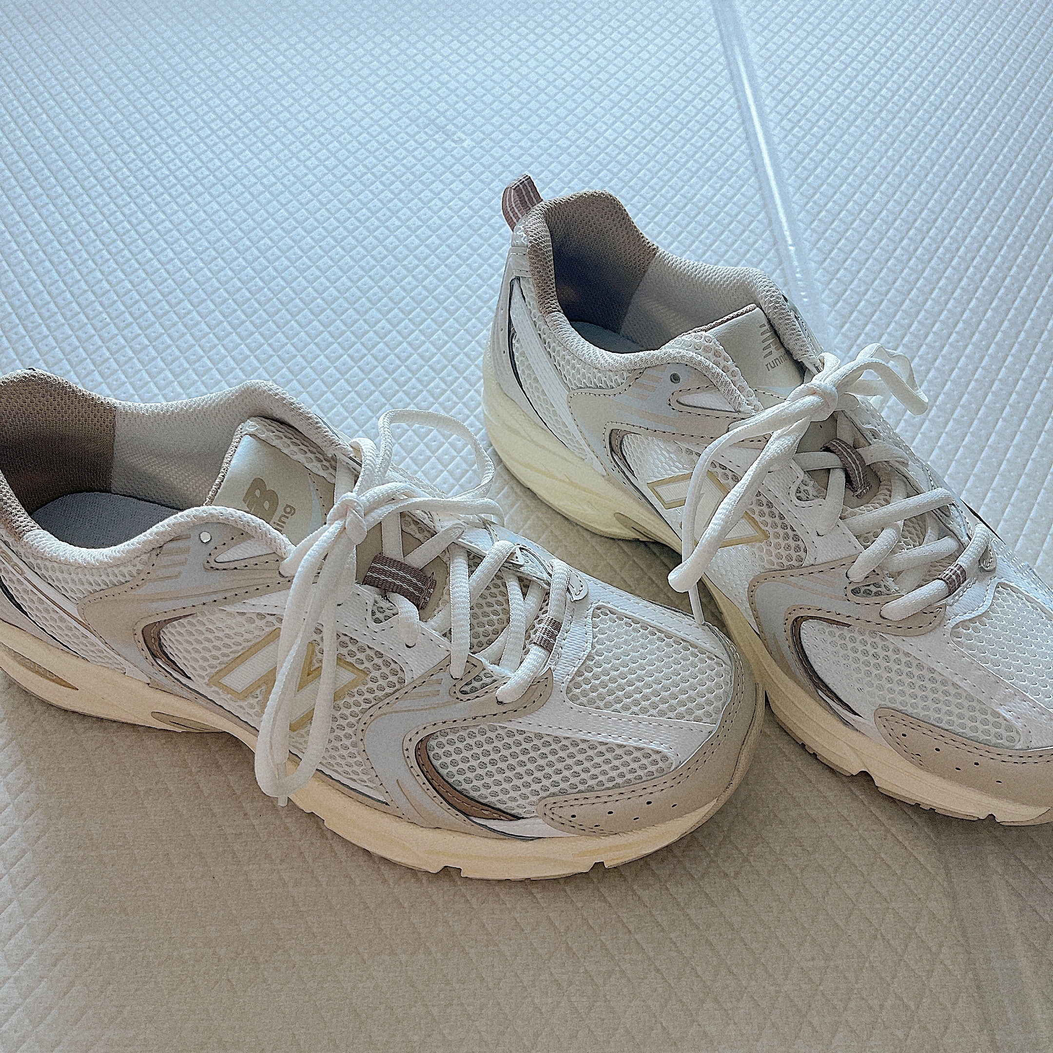 New Balance 530 Beige Angora 착용 스타일