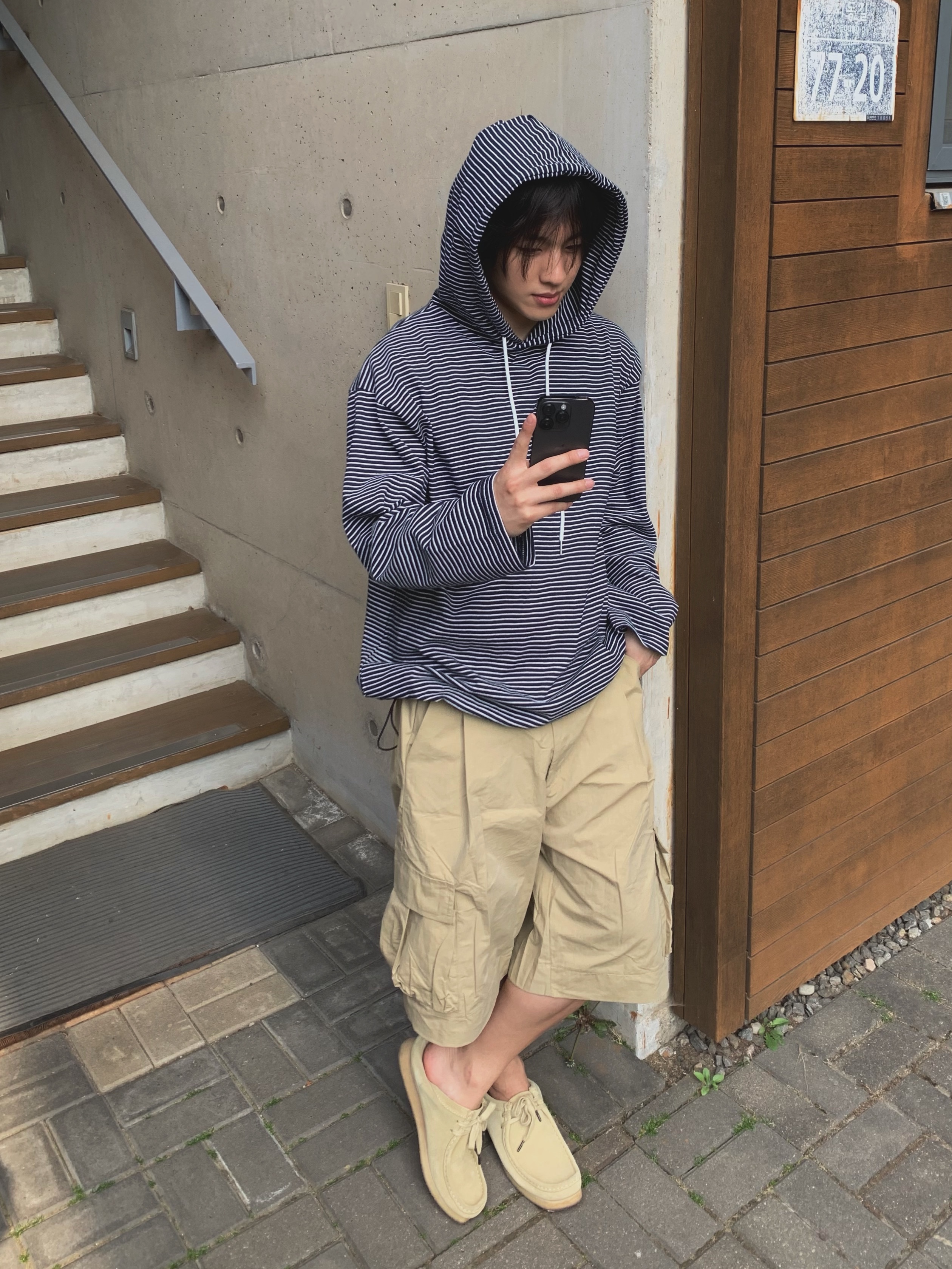 Clarks Wallabee Maple Suede 착용 스타일 - 3