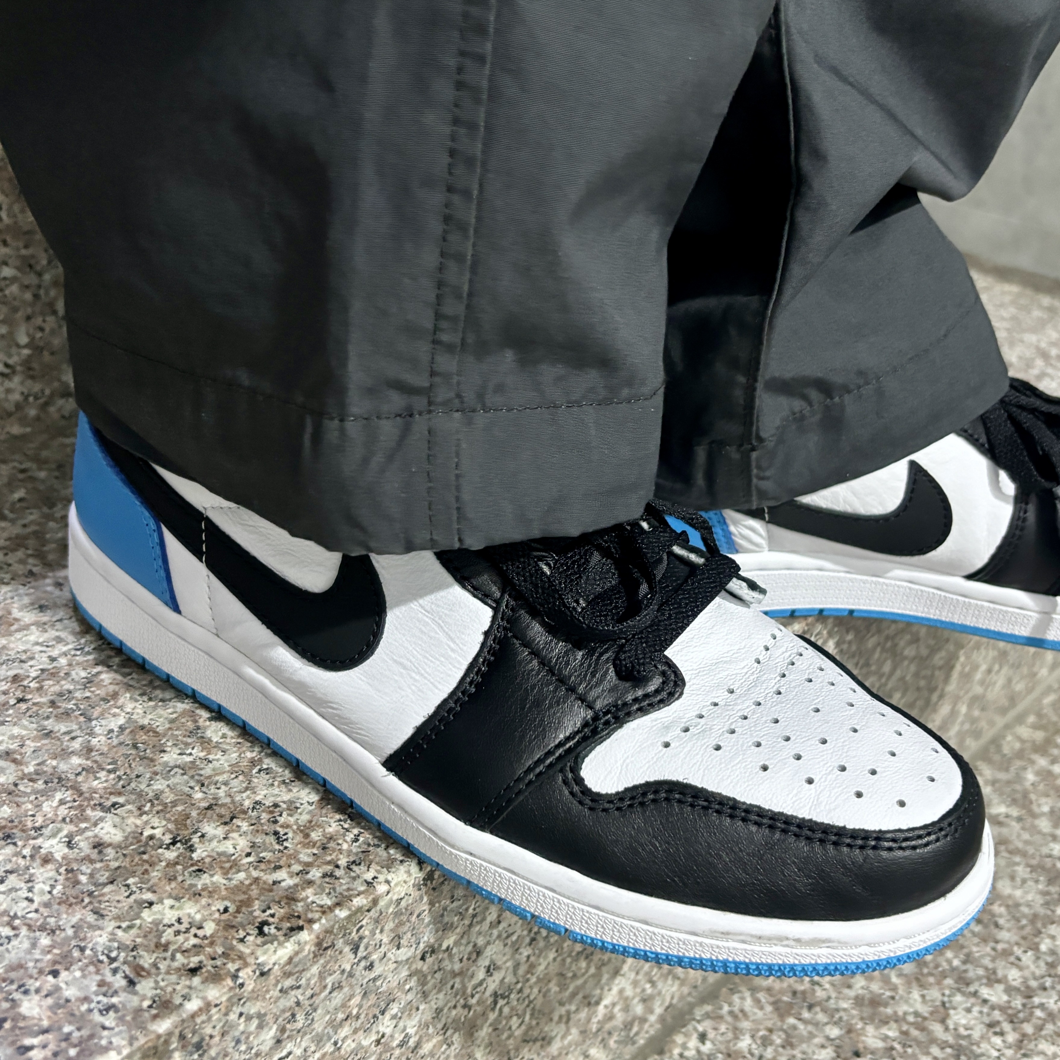 Jordan 1 Retro Low OG Black and Dark Powder Blue 착용 스타일 - 3