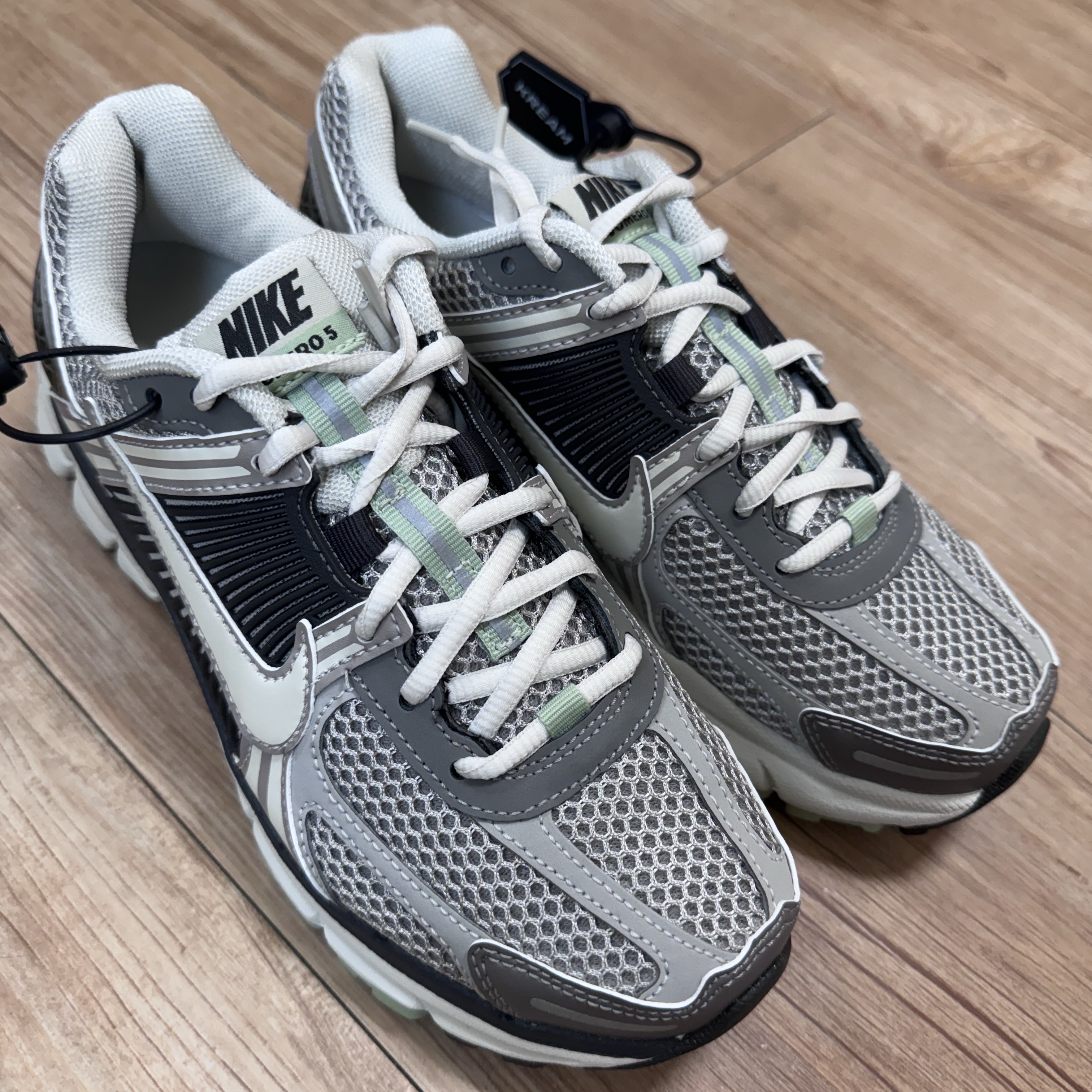 (W) Nike Zoom Vomero 5 Cobblestone and Flat Pewter 착용 스타일