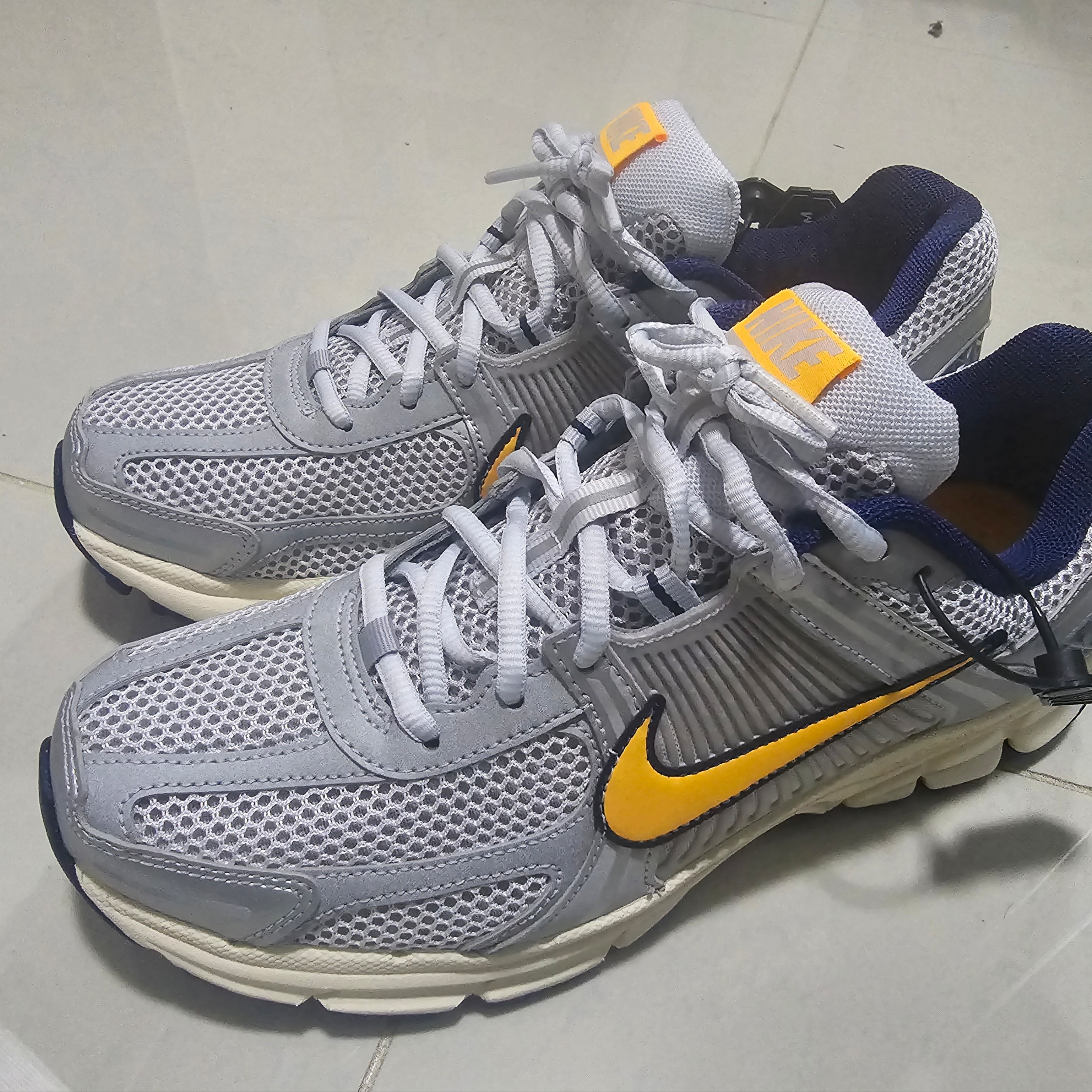 Nike Zoom Vomero 5 Pure Platinum and Laser Orange 착용 스타일