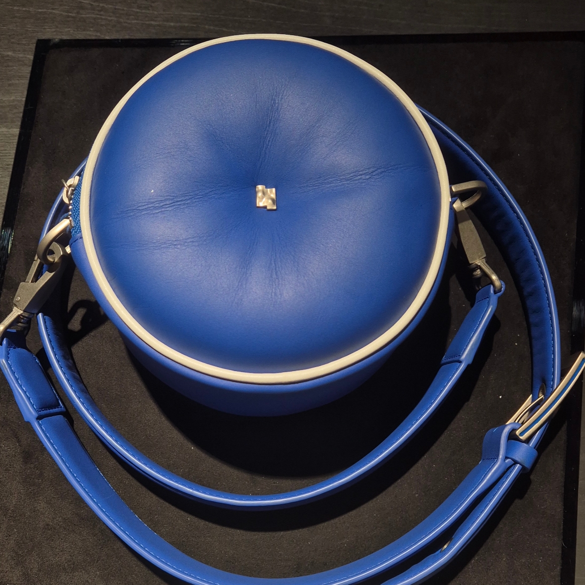 Ader Error x Bang & Olufsen Beosound A1 Speaker Bag Z-Blue (With Pouch) 착용 스타일