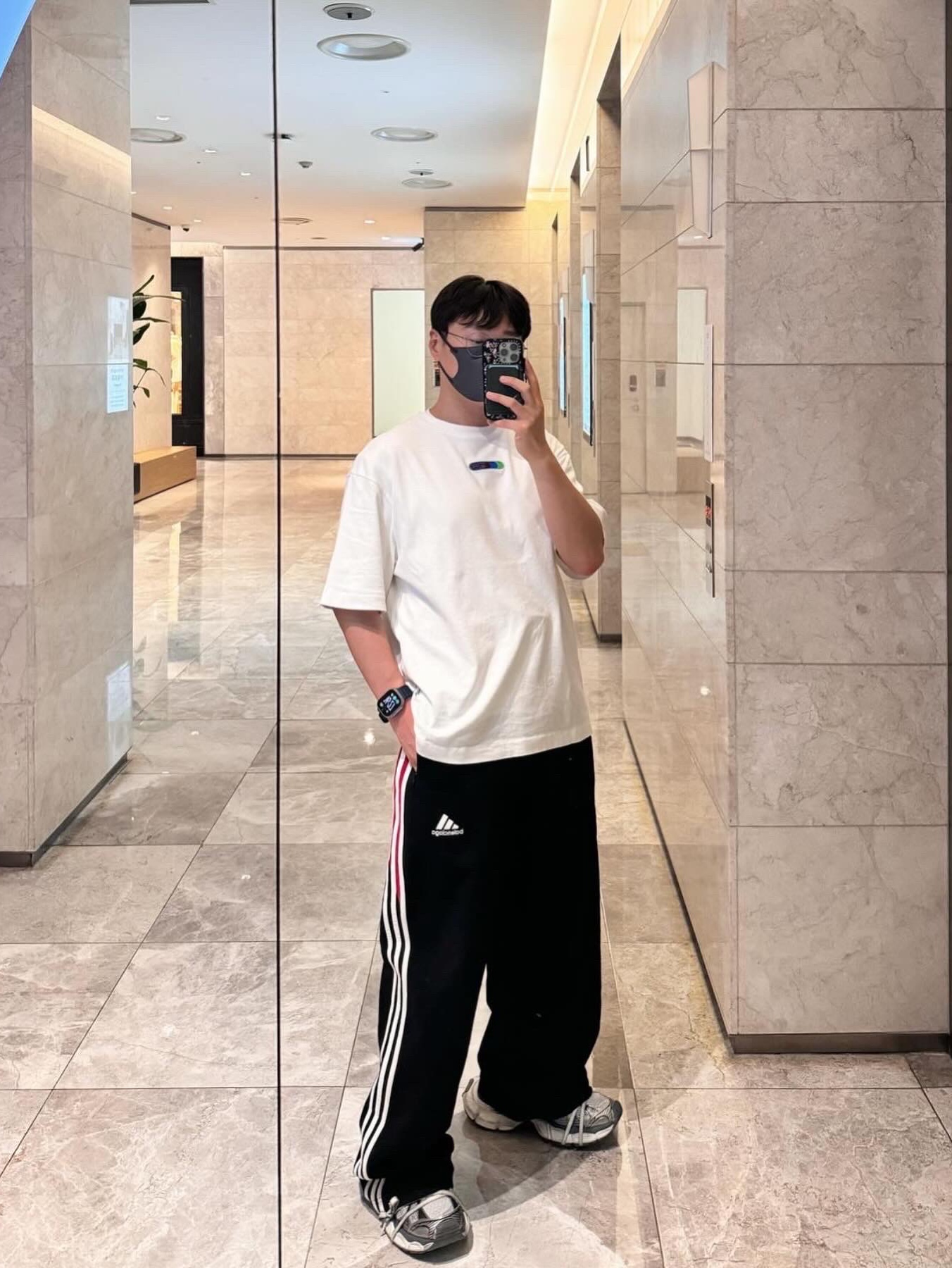 Off-White Weed Arrow Skate Over S/S T-Shirt White, Balenciaga x Adidas Fleece Baggy Sweatpants Black 착용 스타일 - 2