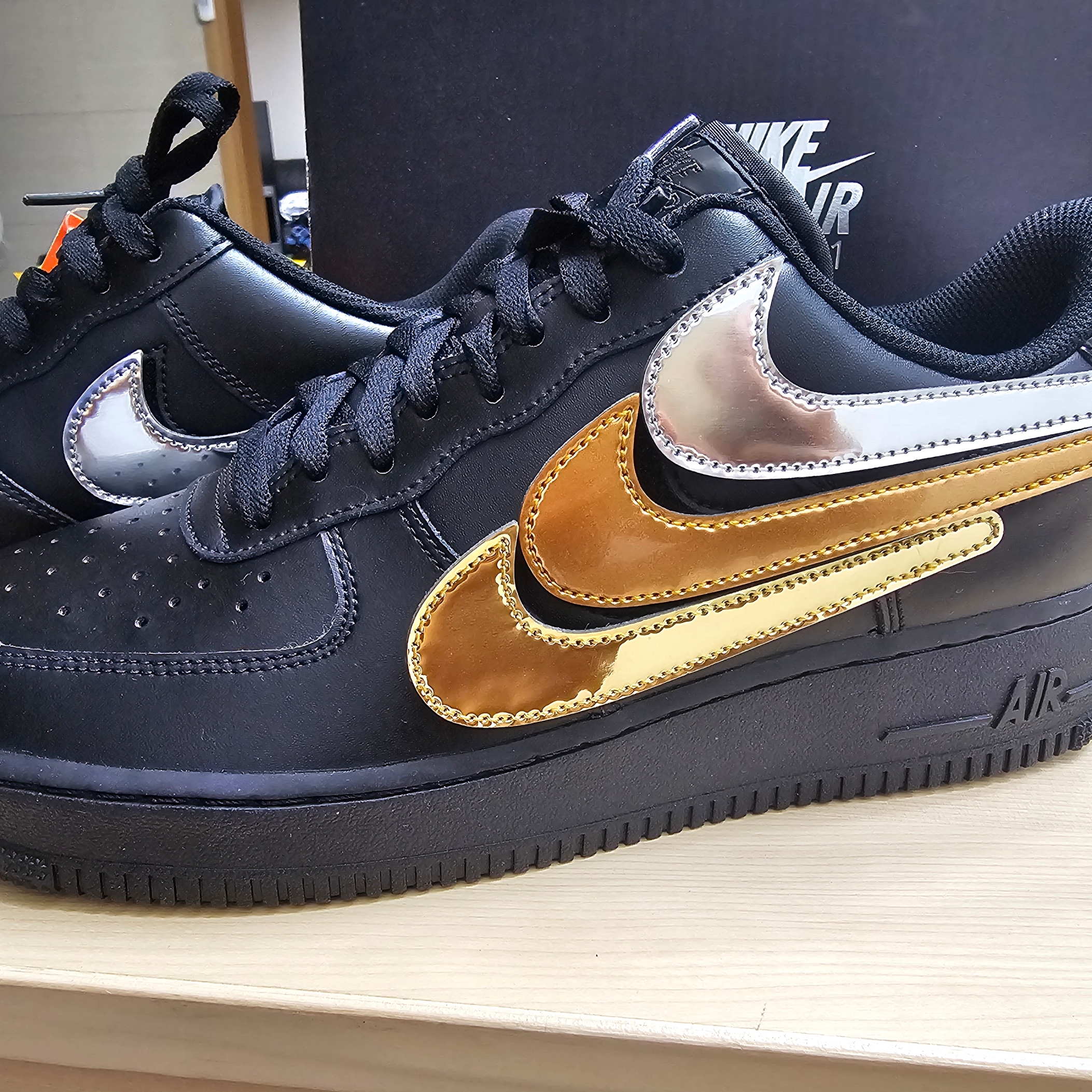Nike Air Force 1 Low Black Metallic Gold Removable Swoosh Pack 착용 스타일 - 8