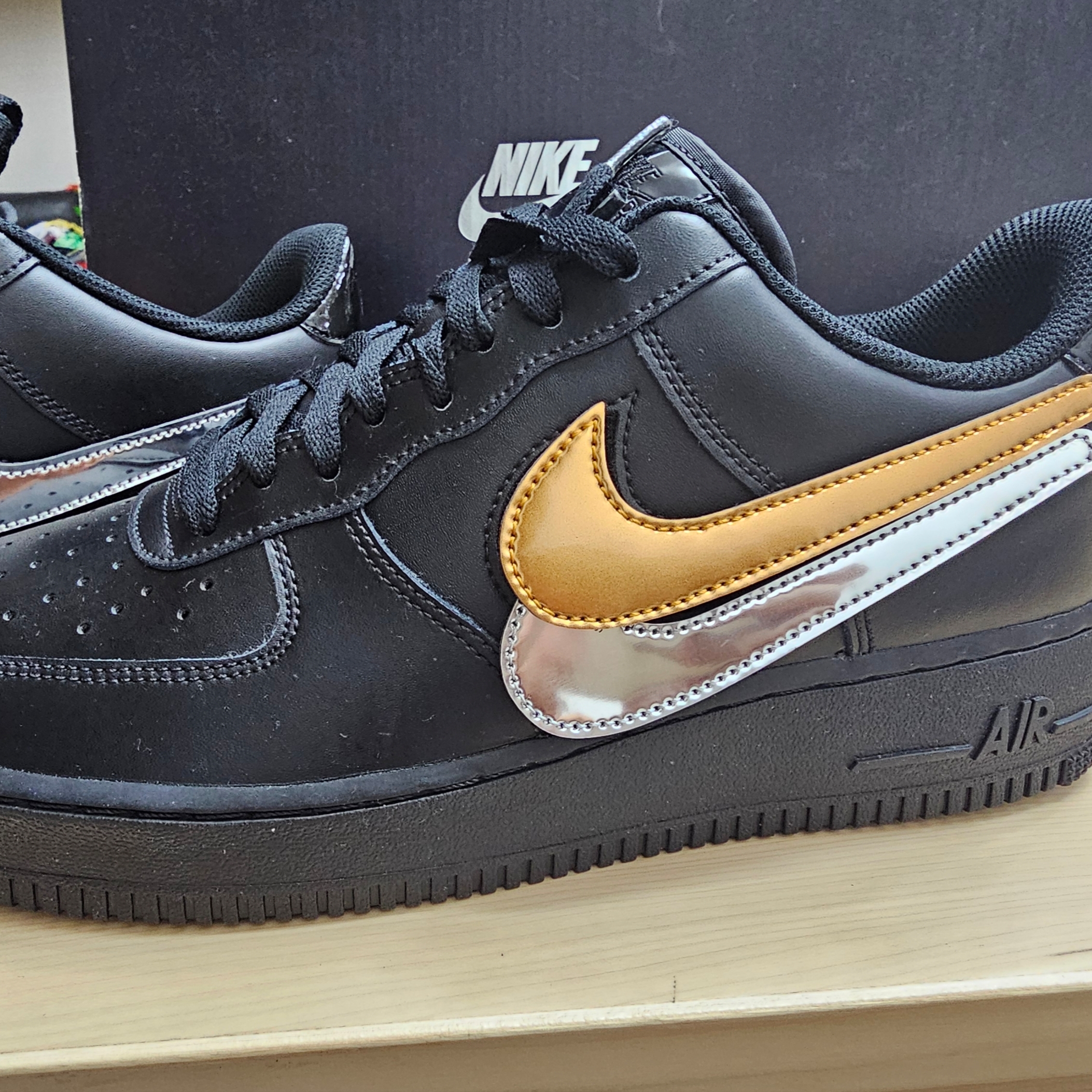 Nike Air Force 1 Low Black Metallic Gold Removable Swoosh Pack 착용 스타일 - 1